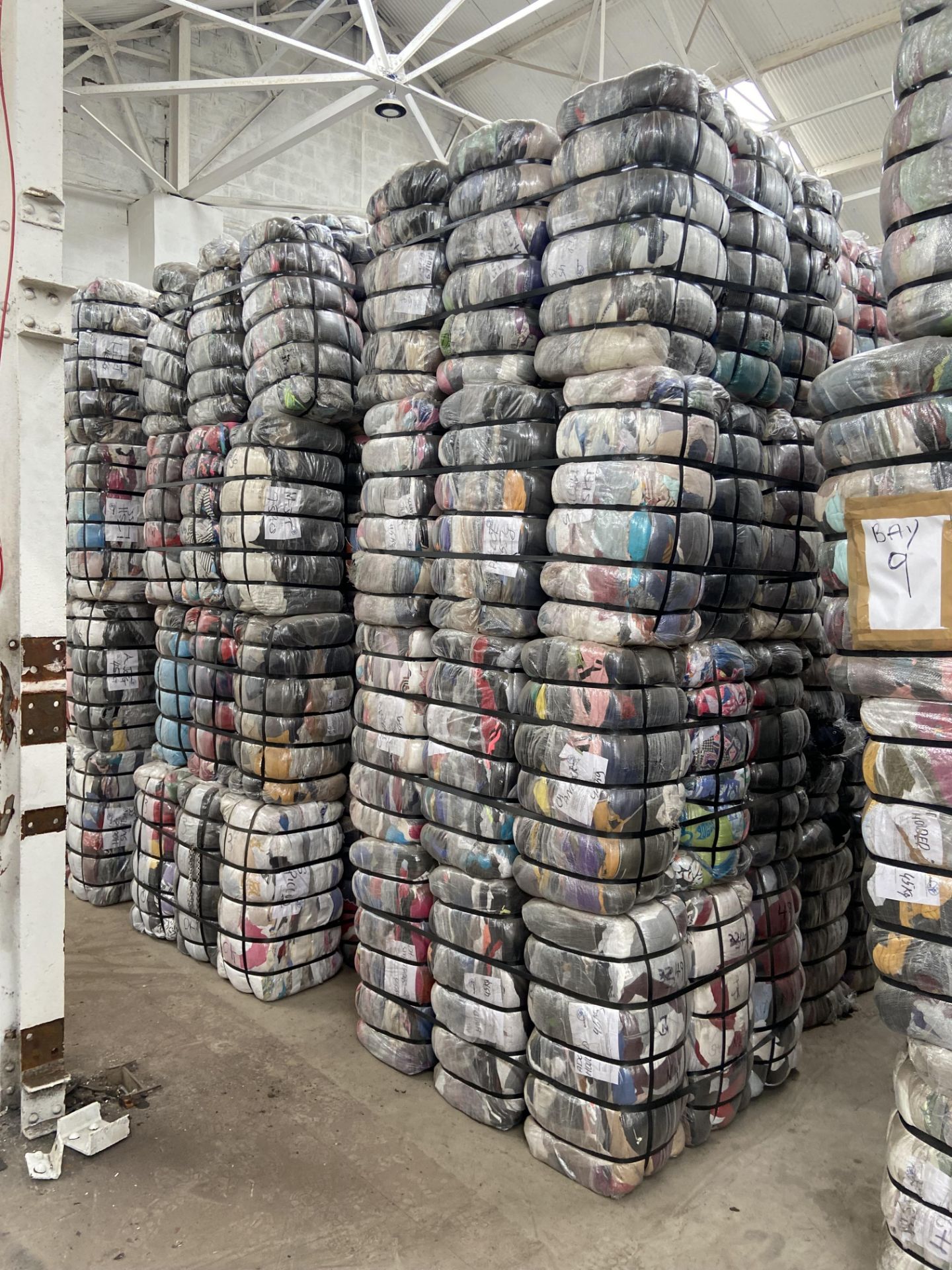 APPROX 213 BALES (9585KG) RECYCLABLE WASTE TEXTILES, understood to comprise: Six bales x 45kg - Image 2 of 9