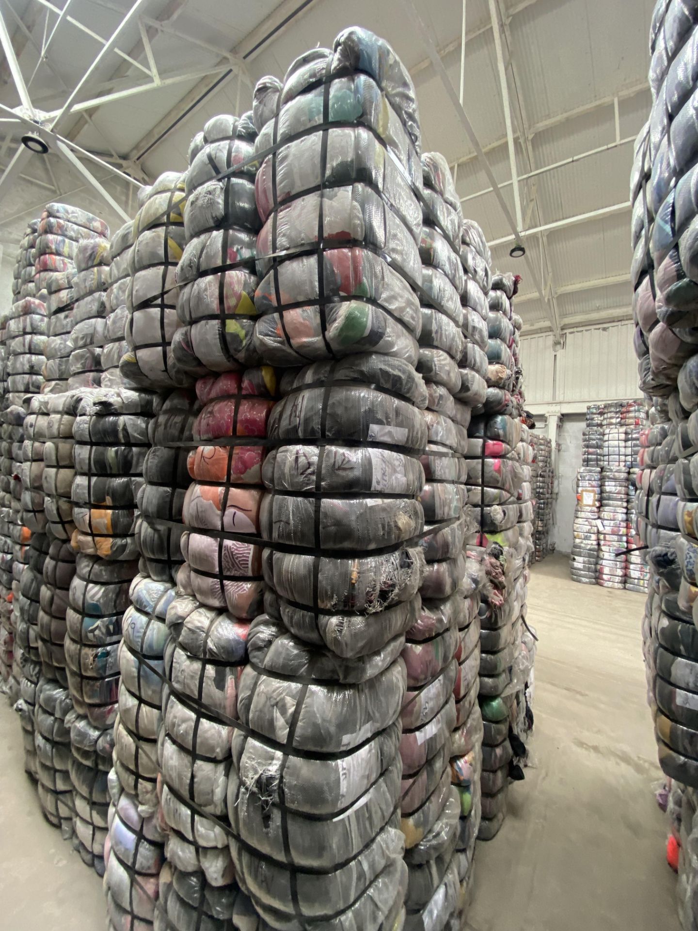 APPROX 210 BALES (9450KG) RECYCLABLE WASTE TEXTILES, understood to comprise: One bale x 45kg Adult - Bild 9 aus 9