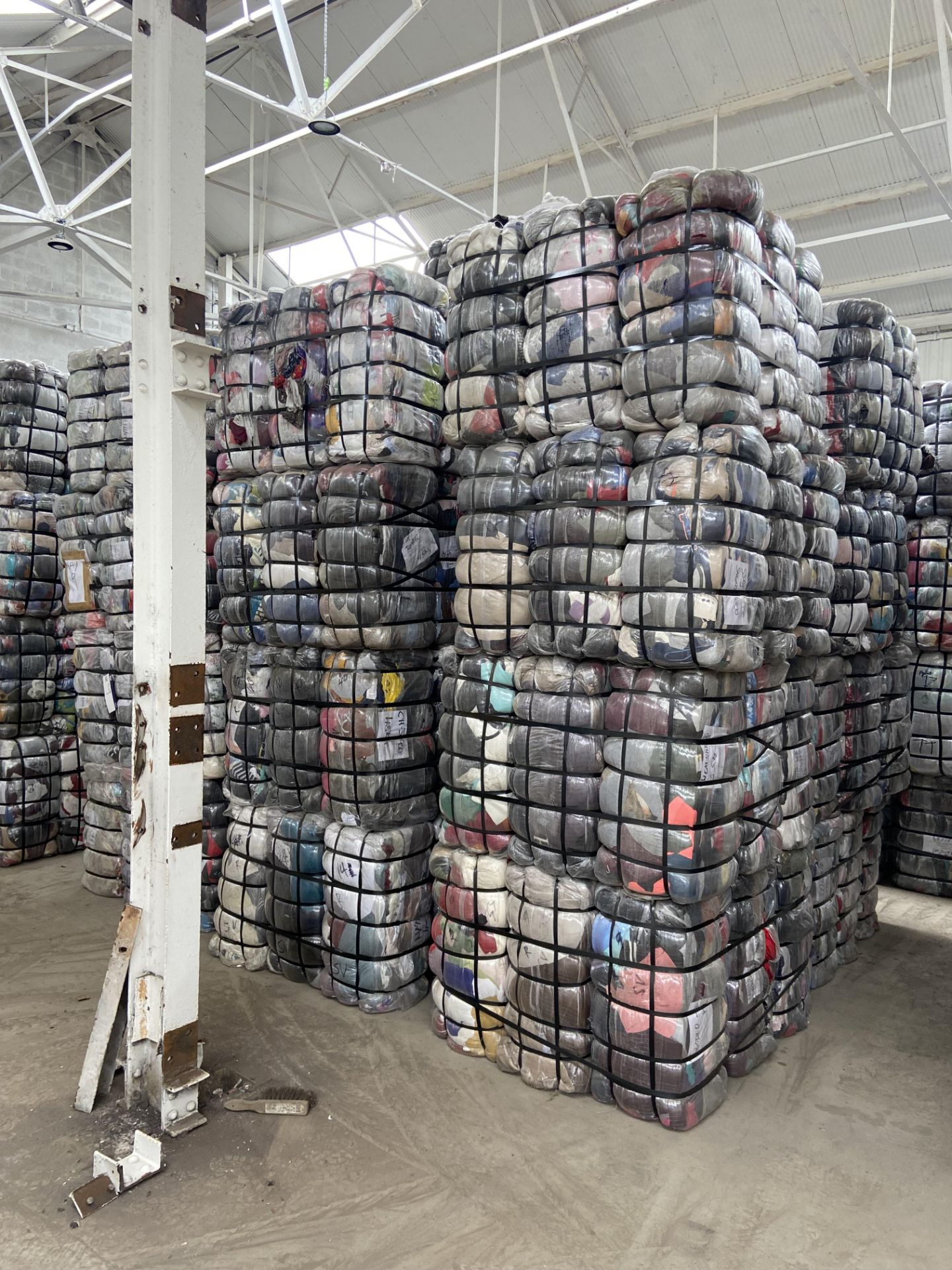 APPROX 214 BALES (9630KG) RECYCLABLE WASTE TEXTILES, Understood to comprise: 10 bales x 45kg Adult - Image 2 of 10