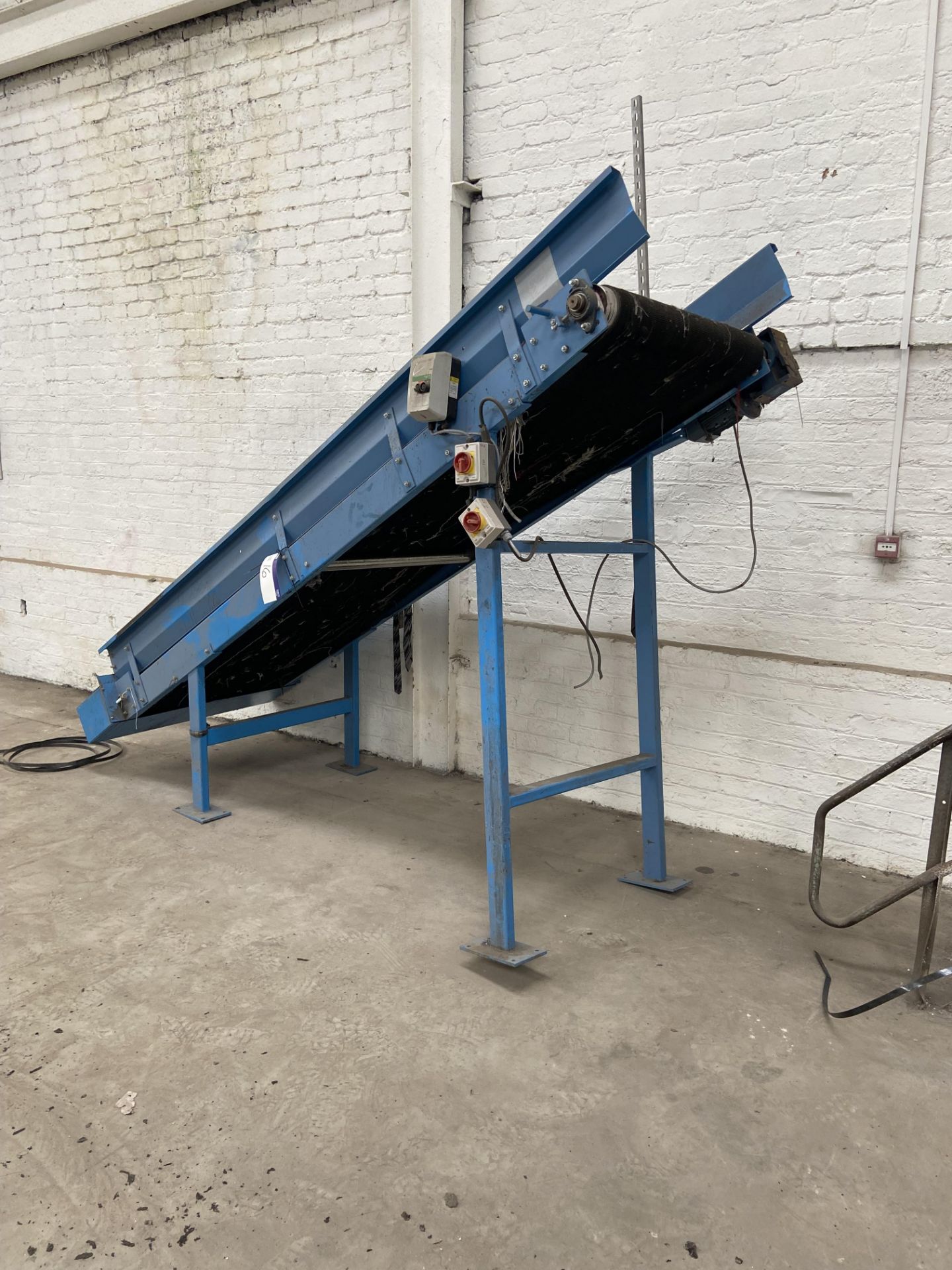 INCLINED BELT CONVEYOR, approx. 850mm wide on belt x 3.3m long, with two steel supports Assistance - Image 2 of 3