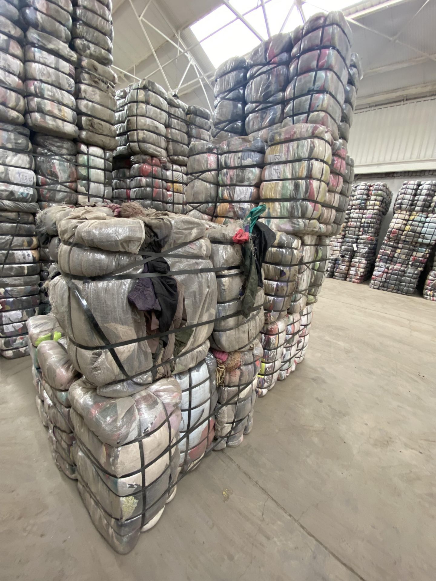 APPROX 50 BALES (2250KG) RECYCLABLE WASTE TEXTILES, Understood to comprimise: One bale x 45kg - Image 3 of 9