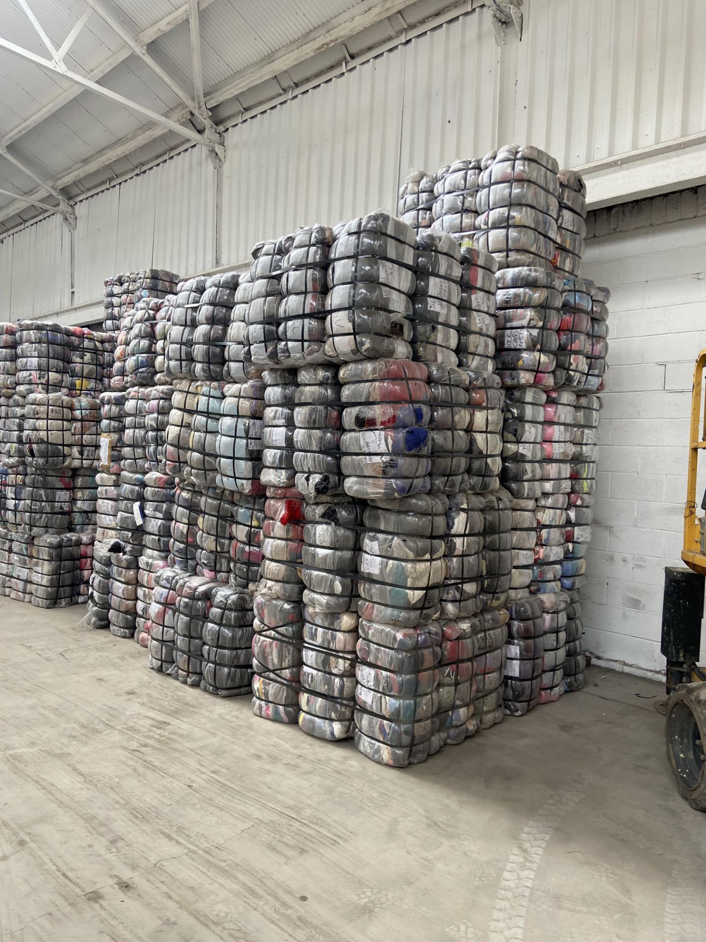 APPROX 208 BALES (9360KG) RECYCLABLE WASTE TEXTILES, Understood to comprise: Six bales x 45kg - Image 2 of 11