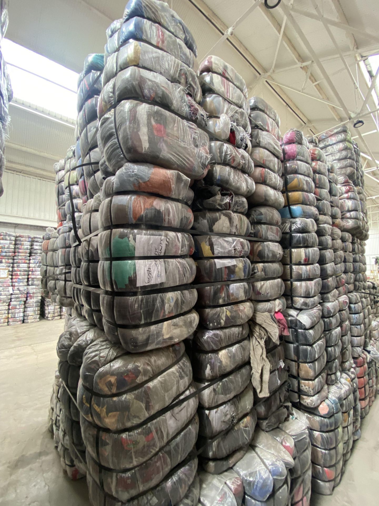 APPROX 224 BALES (10,080KG) RECYCLABLE WASTE TEXTILES, Understood to comprise: Two bales x 45kg - Image 7 of 9
