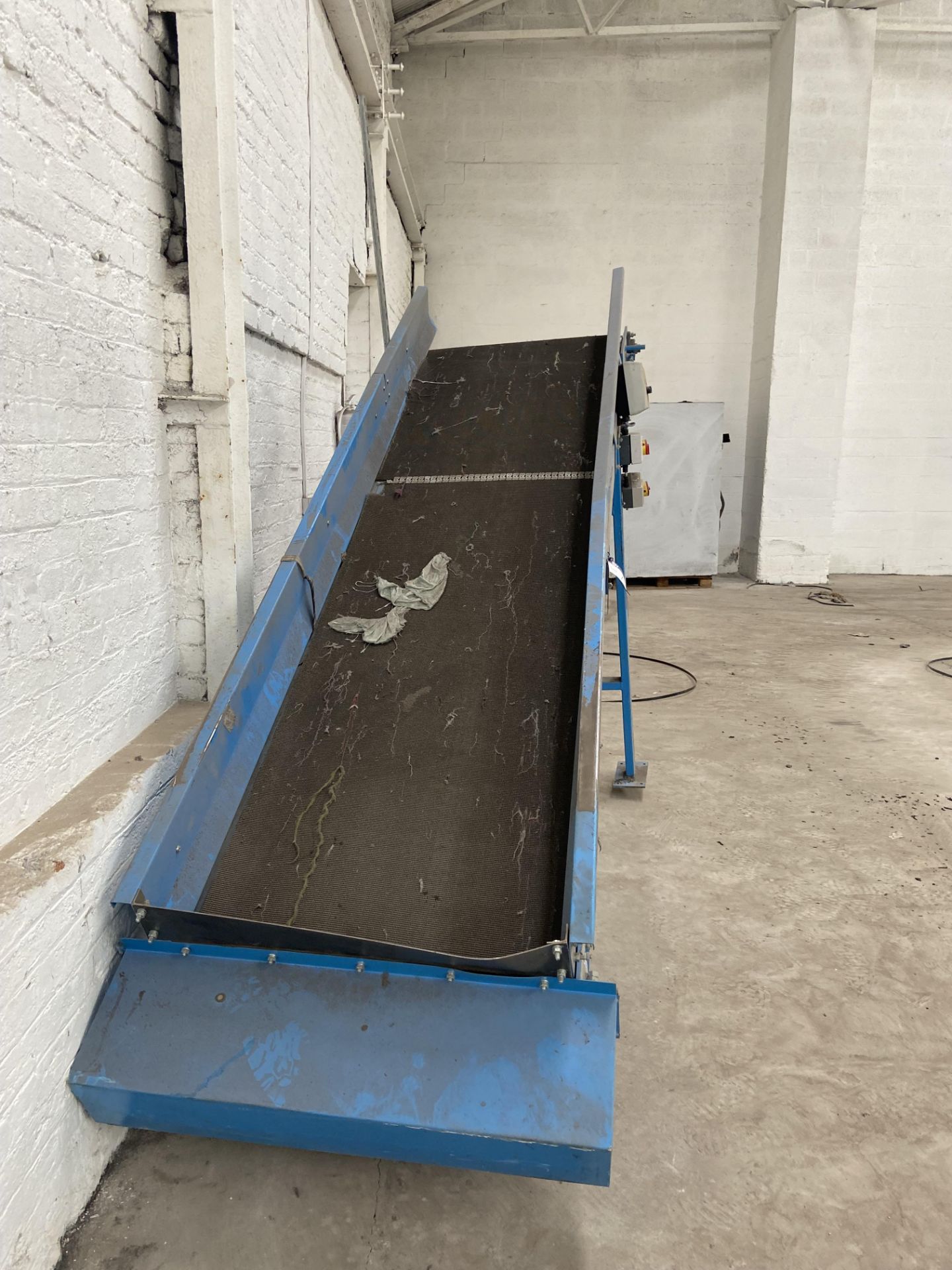 INCLINED BELT CONVEYOR, approx. 850mm wide on belt x 3.3m long, with two steel supports Assistance - Bild 3 aus 3