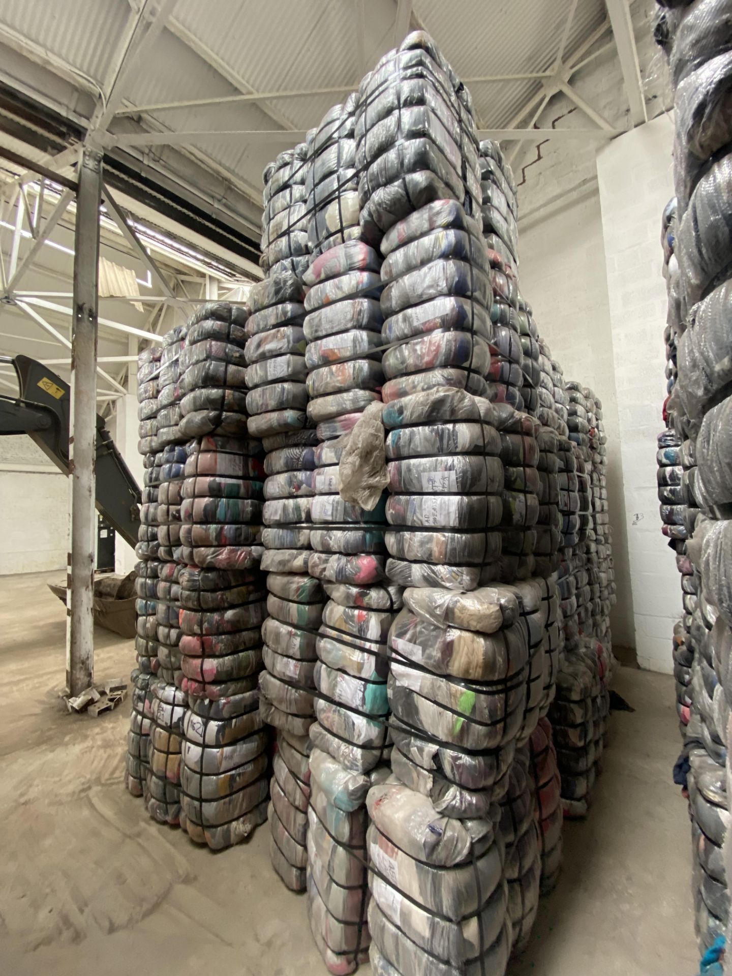 APPROX 211 BALES (9495KG) RECYCLABLE WASTE TEXTILES, understood to comprise: Three bale x 45kg - Image 8 of 8