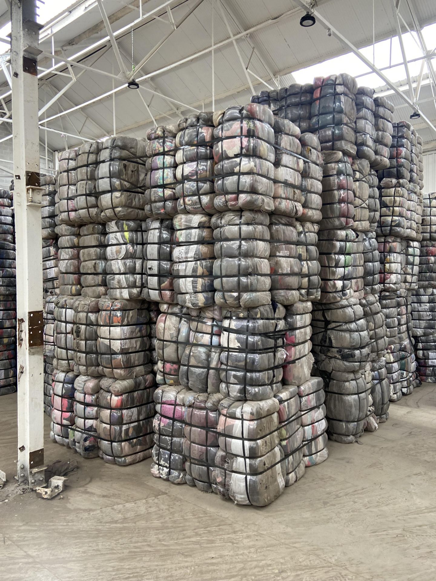 APPROX 208 BALES (9360KG) RECYCLABLE WASTE TEXTILES, Understood to comprise: Two bales x 45kg - Image 2 of 10