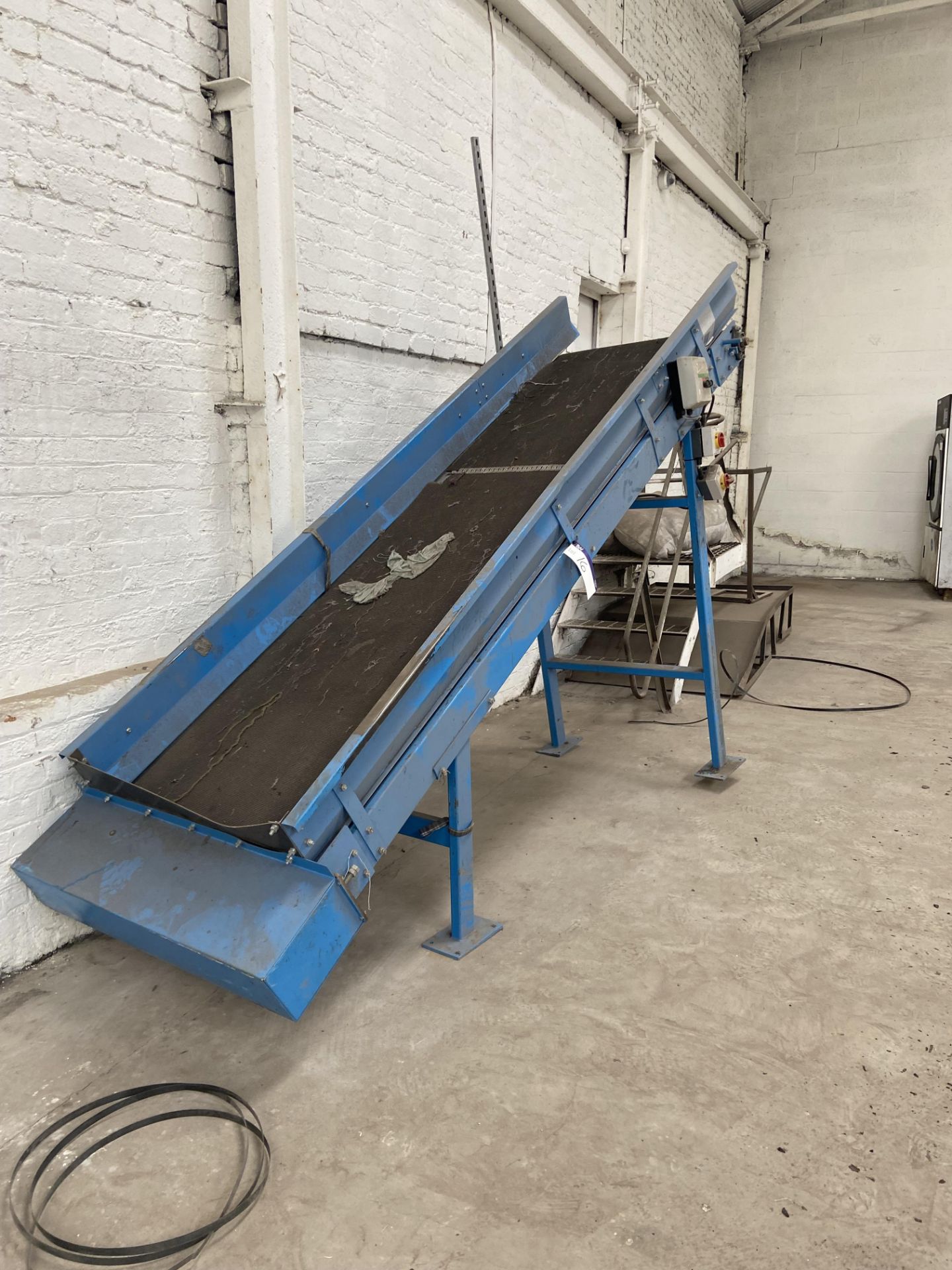 INCLINED BELT CONVEYOR, approx. 850mm wide on belt x 3.3m long, with two steel supports Assistance