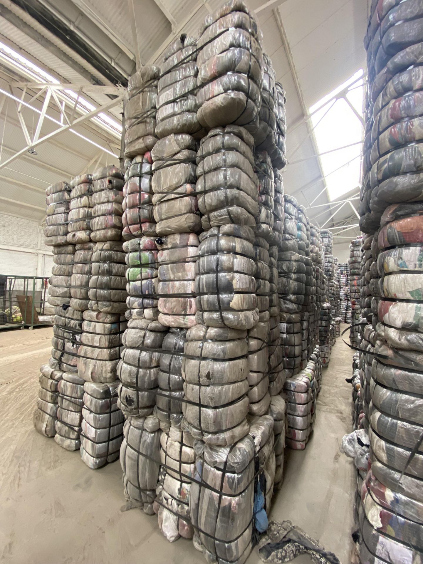 APPROX 208 BALES (9360KG) RECYCLABLE WASTE TEXTILES, Understood to comprise: Two bales x 45kg - Image 3 of 10