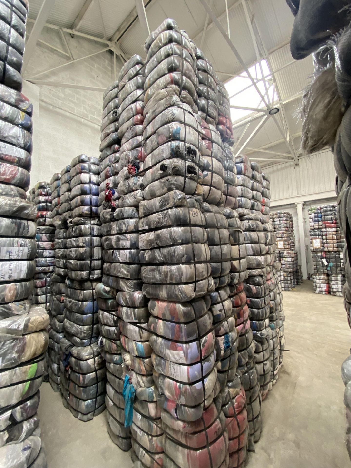 APPROX 217 BALES (9765KG) RECYCLABLE WASTE TEXTILES, understood to comprise: Four bales x 45kg Adult - Bild 7 aus 9