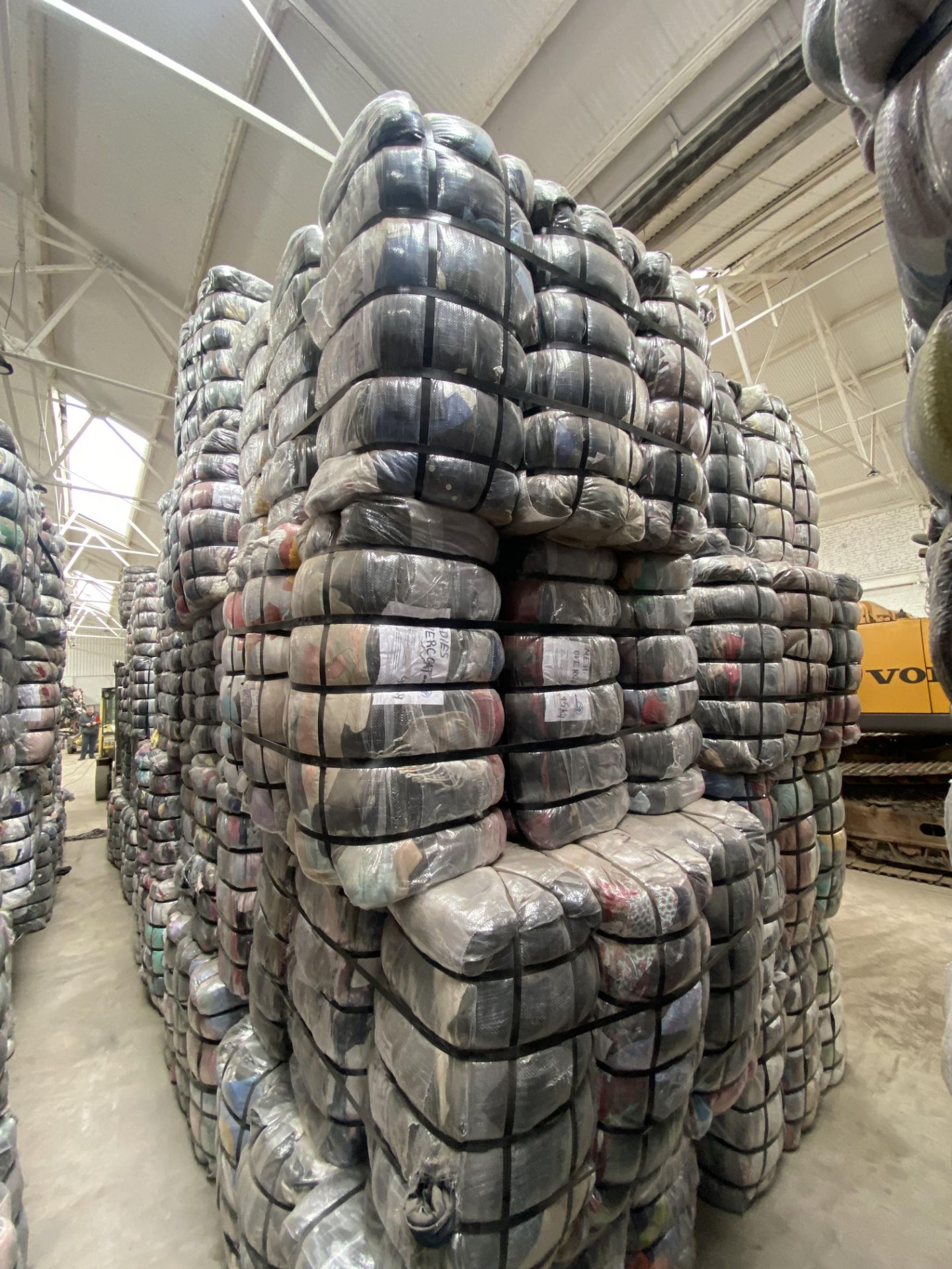 APPROX 214 BALES (9630KG) RECYCLABLE WASTE TEXTILES, Understood to comprise: 10 bales x 45kg Adult - Image 7 of 10
