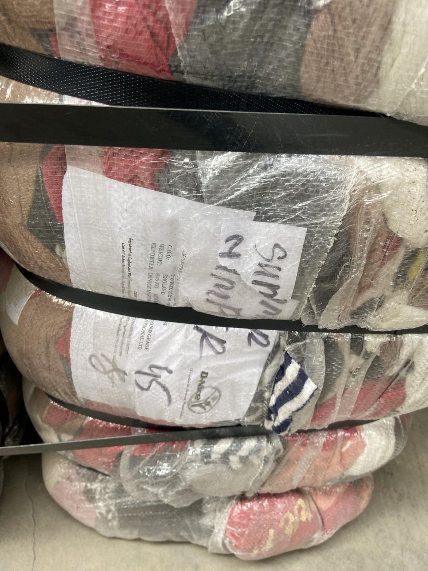 APPROX 208 BALES (9360KG) RECYCLABLE WASTE TEXTILES, Understood to comprise: Six bales x 45kg - Image 8 of 11