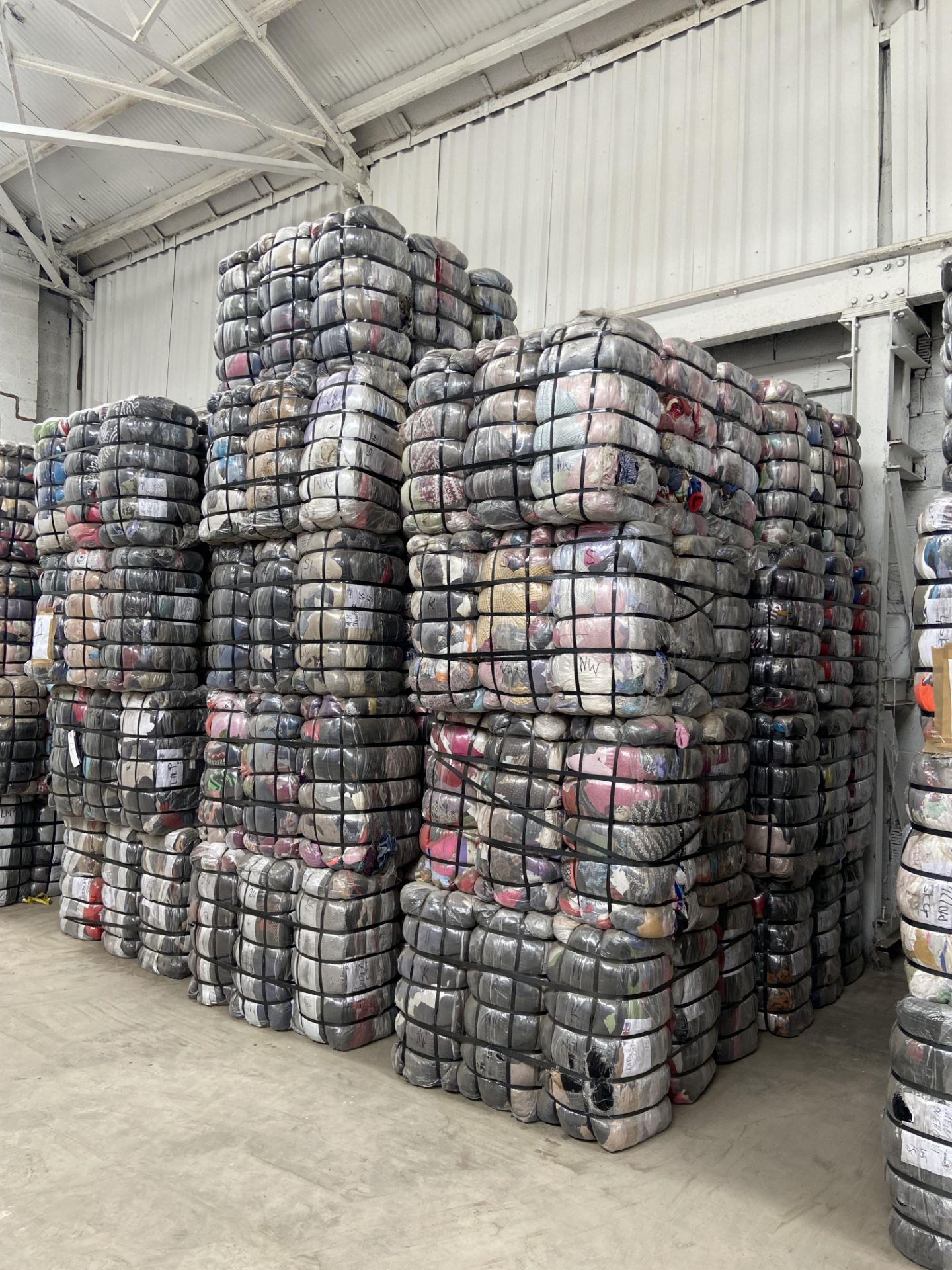 APPROX 197 BALES (8865KG) RECYCLABLE WASTE TEXTILES, understood to comprise: Three bales x 45kg - Image 2 of 8