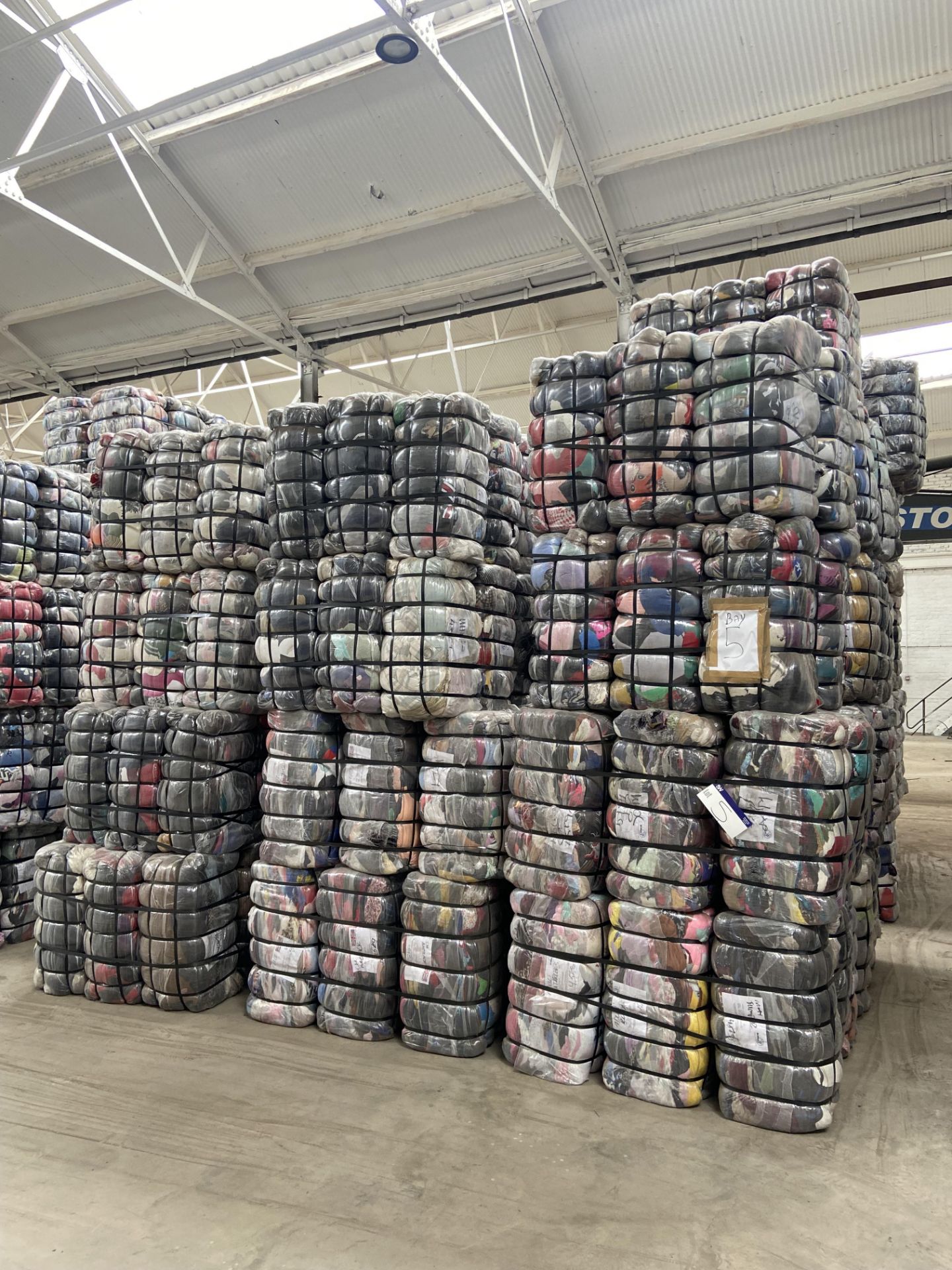 APPROX 210 BALES (9450KG) RECYCLABLE WASTE TEXTILES, understood to comprise: One bale x 45kg Adult