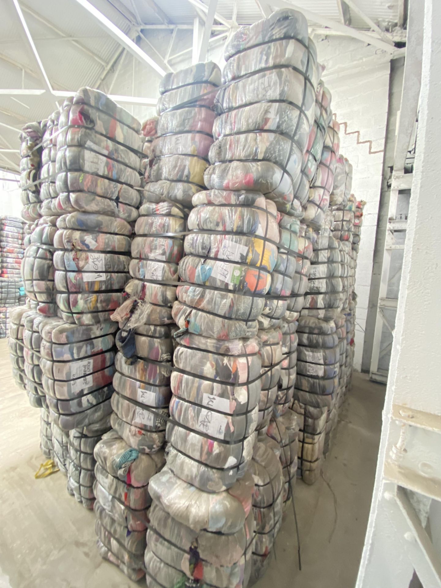 APPROX 197 BALES (8865KG) RECYCLABLE WASTE TEXTILES, understood to comprise: Six bales x 45kg Mens - Image 5 of 7