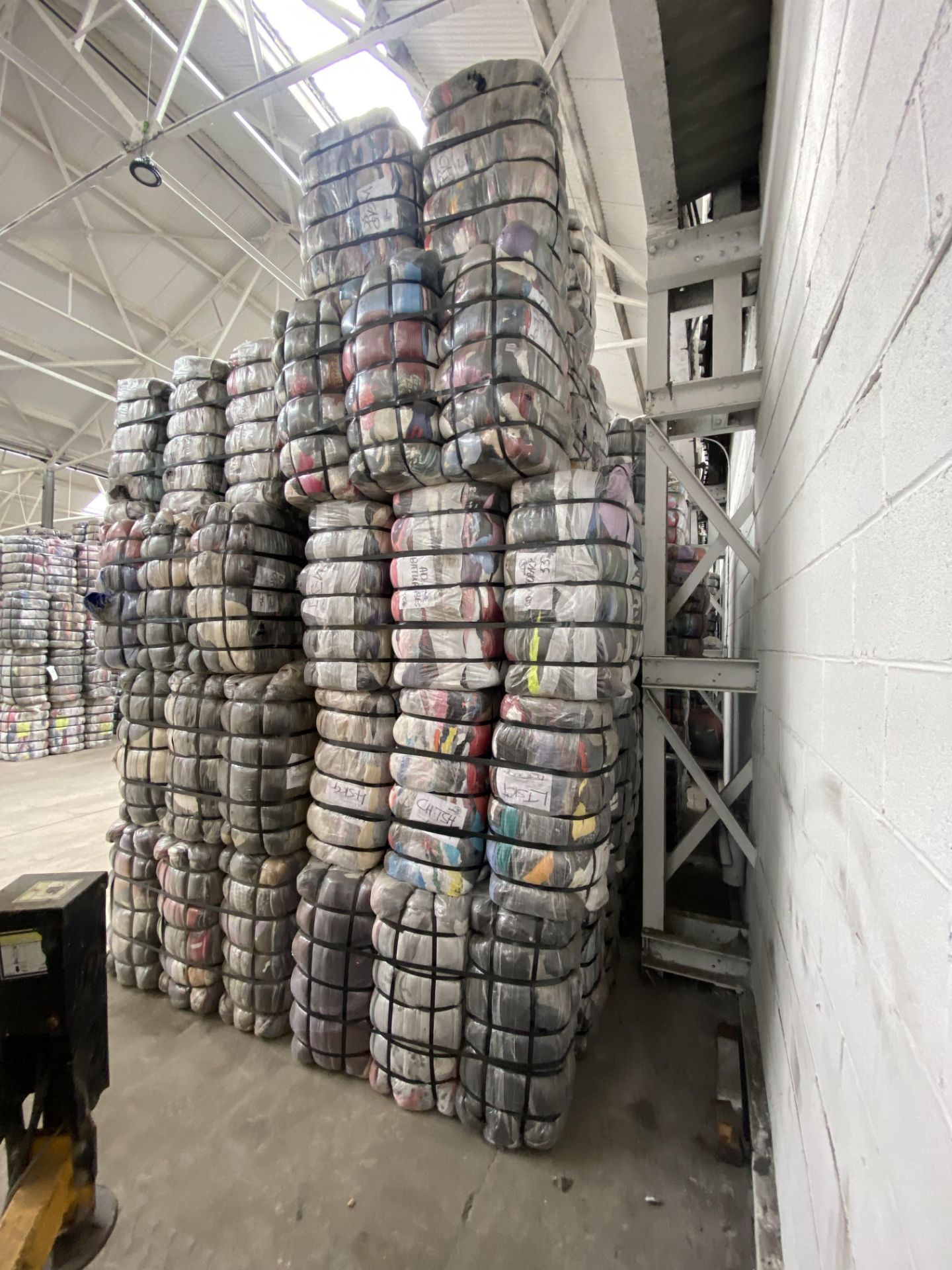 APPROX 208 BALES (9360KG) RECYCLABLE WASTE TEXTILES, Understood to comprise: Six bales x 45kg - Image 3 of 11