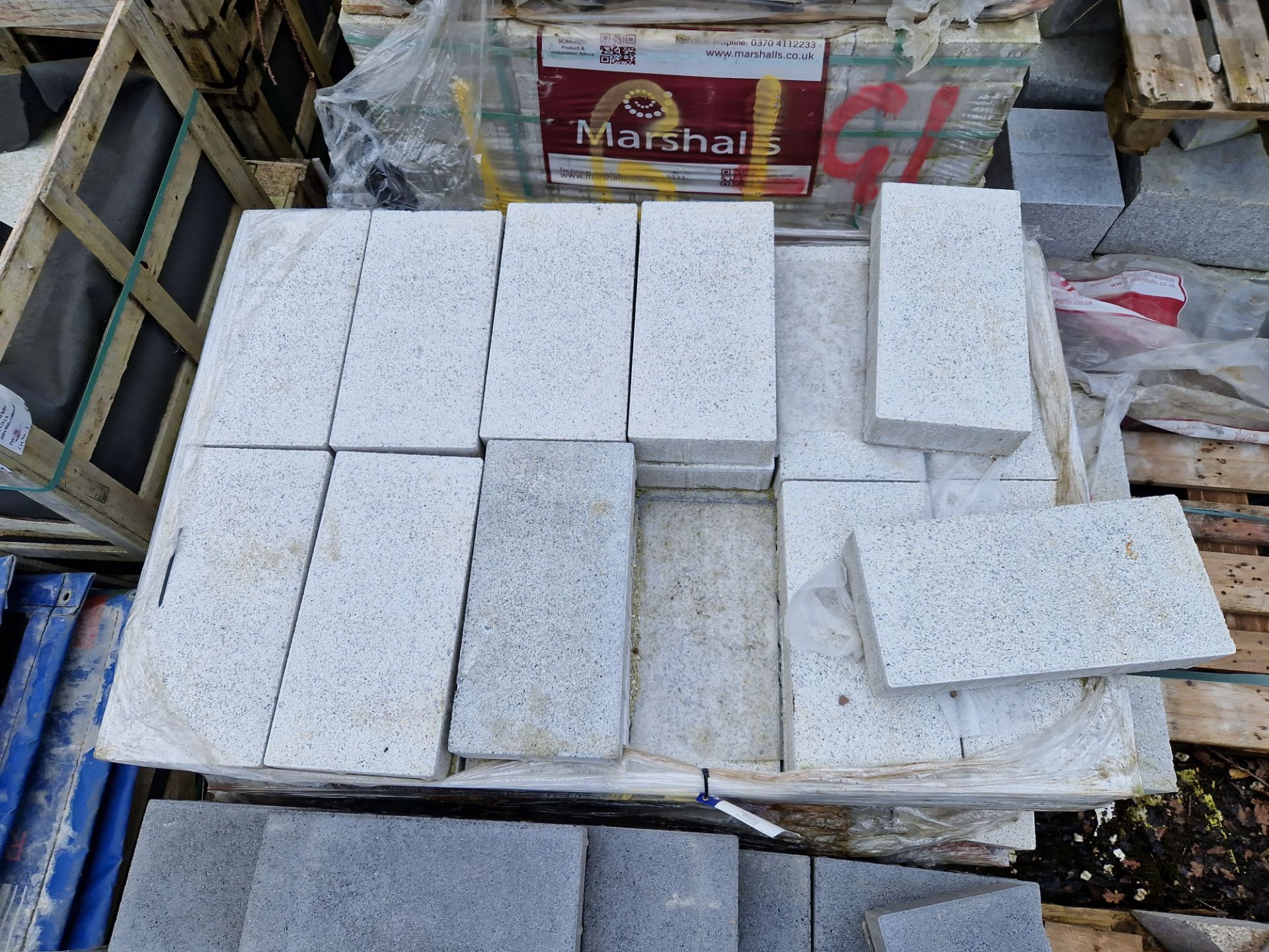 Seven Pallets of Modal Textured Light Granite Coloured Blocks, Approx. 300x200x80mm Please read - Bild 3 aus 4