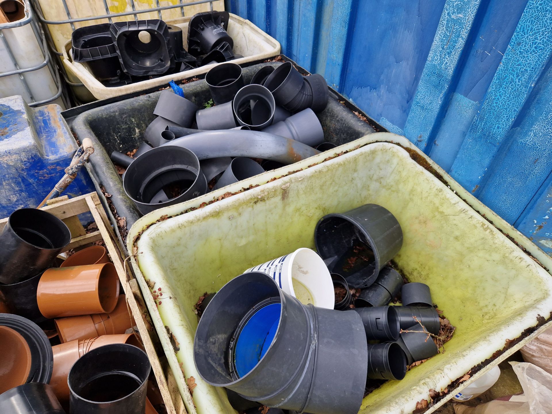 Quantity of Various Plastic Pipe Fittings, as loted in 6 Tubs Please read the following important - Bild 3 aus 4