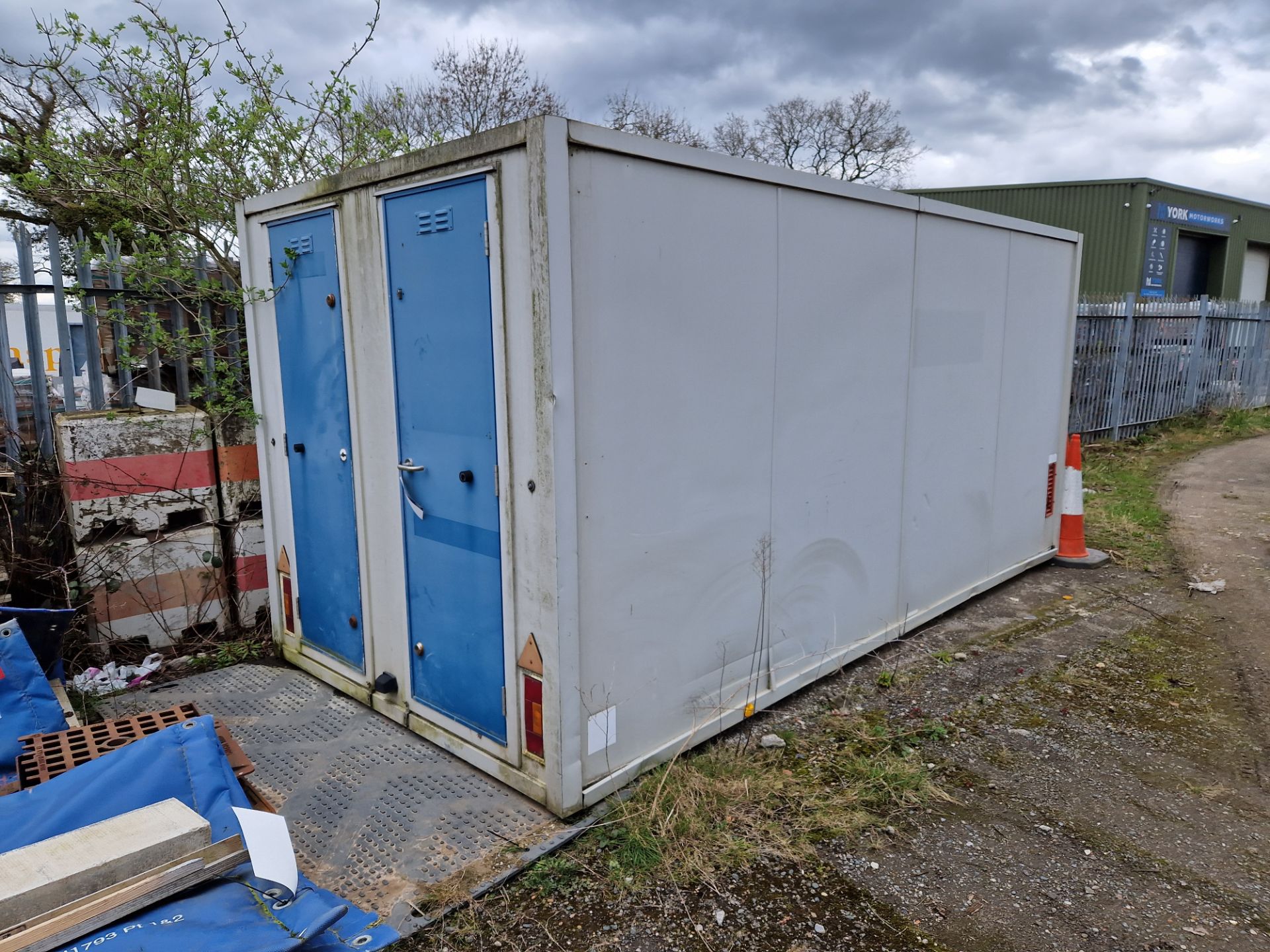 2 Door Welfare Unit (No Keys), Approx. 4.9m x 2.7m x 2.35m Please read the following important