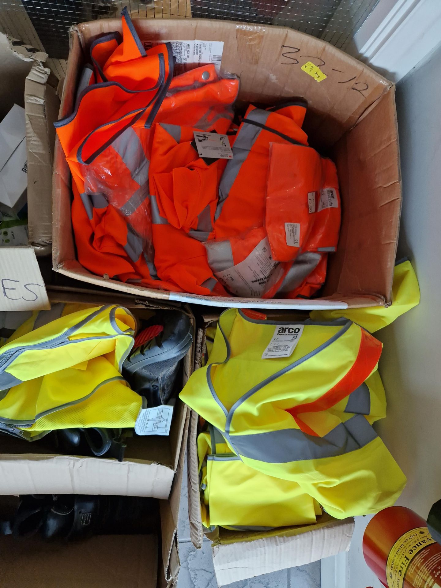 Quantity of Branded Hi-Vis Vests Please read the following important notes:- ***Overseas buyers - - Bild 2 aus 2