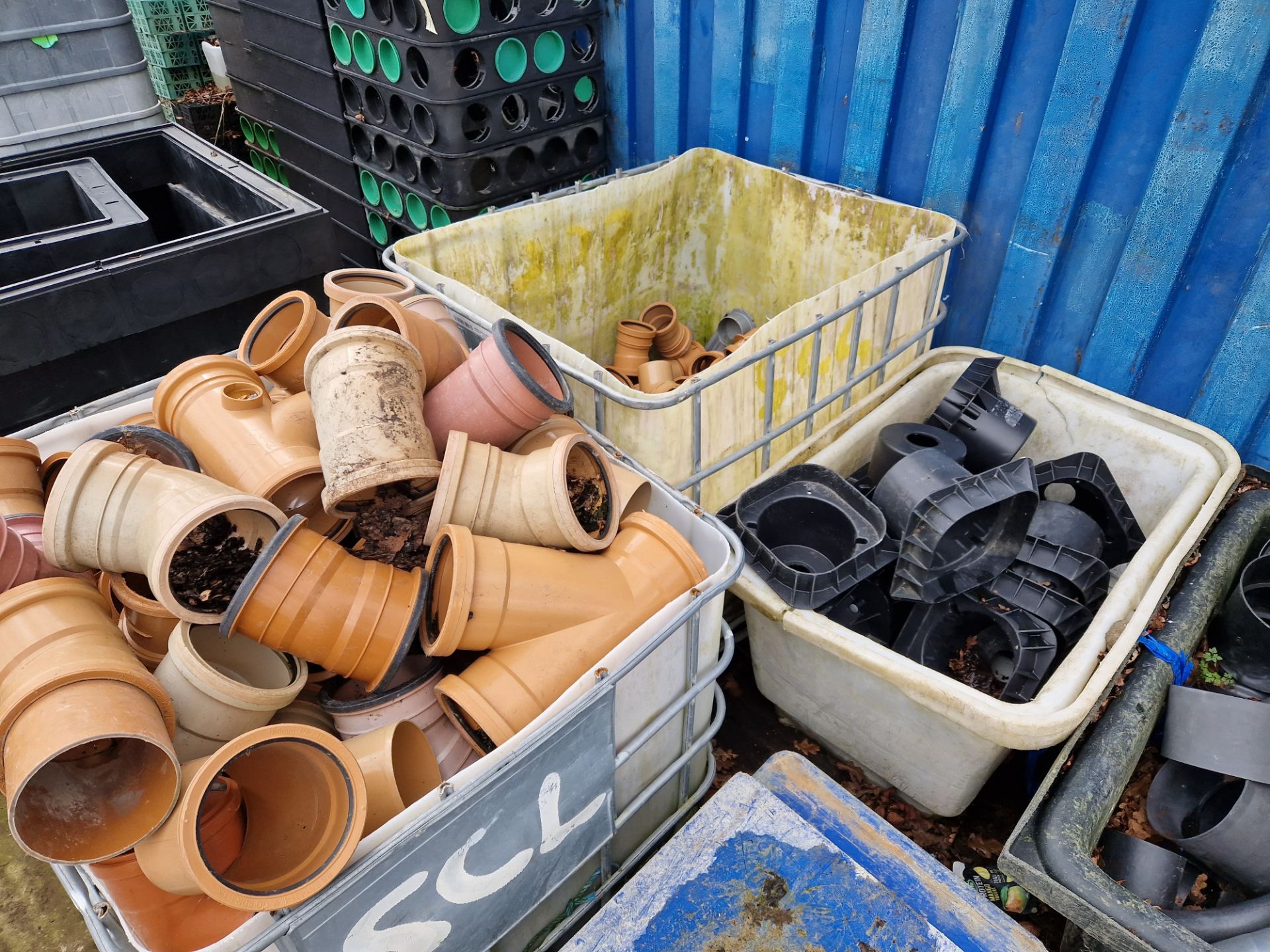 Quantity of Various Plastic Pipe Fittings, as loted in 6 Tubs Please read the following important - Bild 4 aus 4