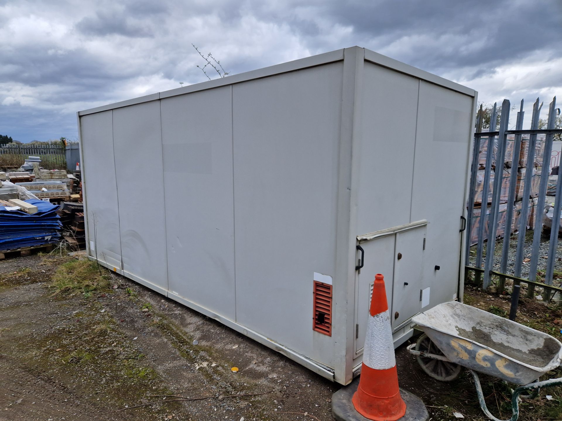 2 Door Welfare Unit (No Keys), Approx. 4.9m x 2.7m x 2.35m Please read the following important - Bild 2 aus 3