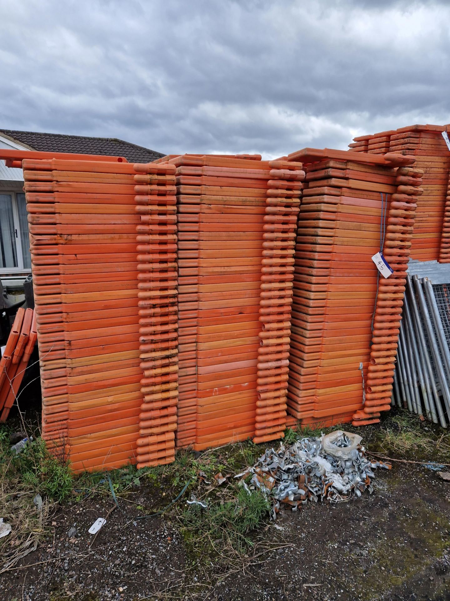 Approx. 100 Plastic Road Barriers with Corresponding Feet Please read the following important