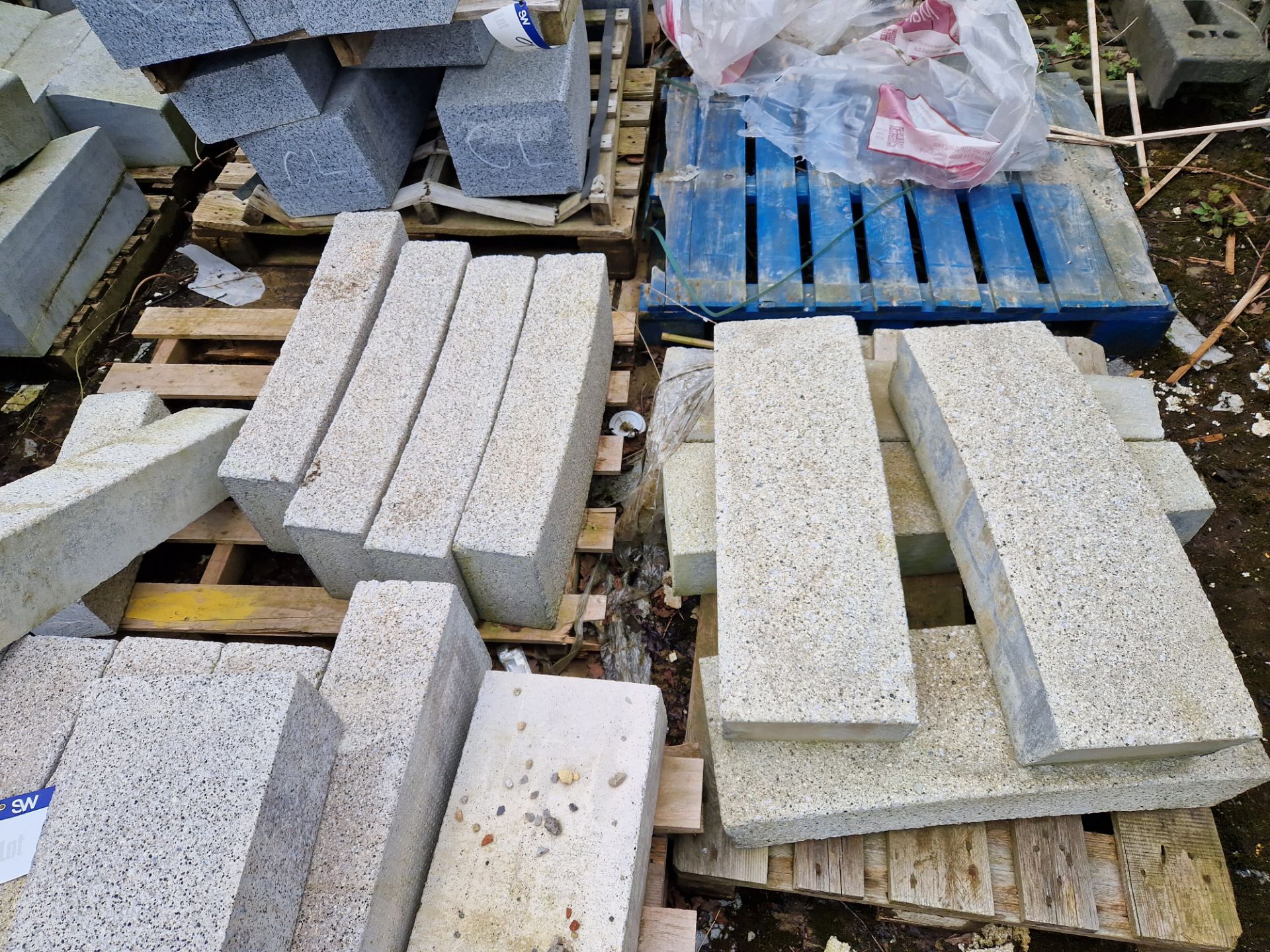 Three Pallets of Various Stone Blocks, Curved Blocks and Angled Blocks Please read the following - Bild 2 aus 3
