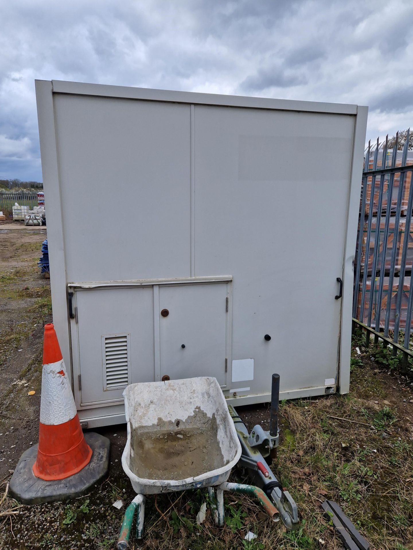 2 Door Welfare Unit (No Keys), Approx. 4.9m x 2.7m x 2.35m Please read the following important - Bild 3 aus 3