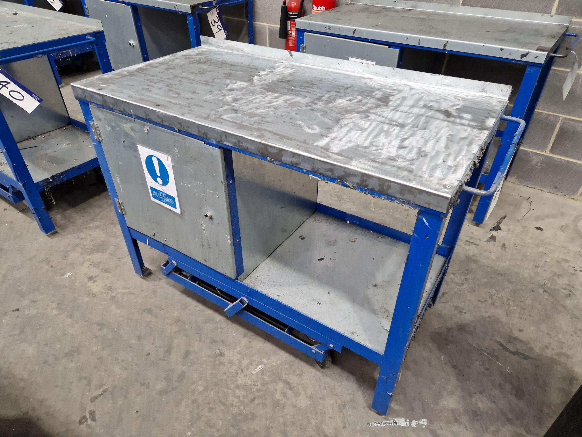 Mobile Steel Framed Workbench, Approx. 1.2m x 0.6m x 0.85m Please read the following important