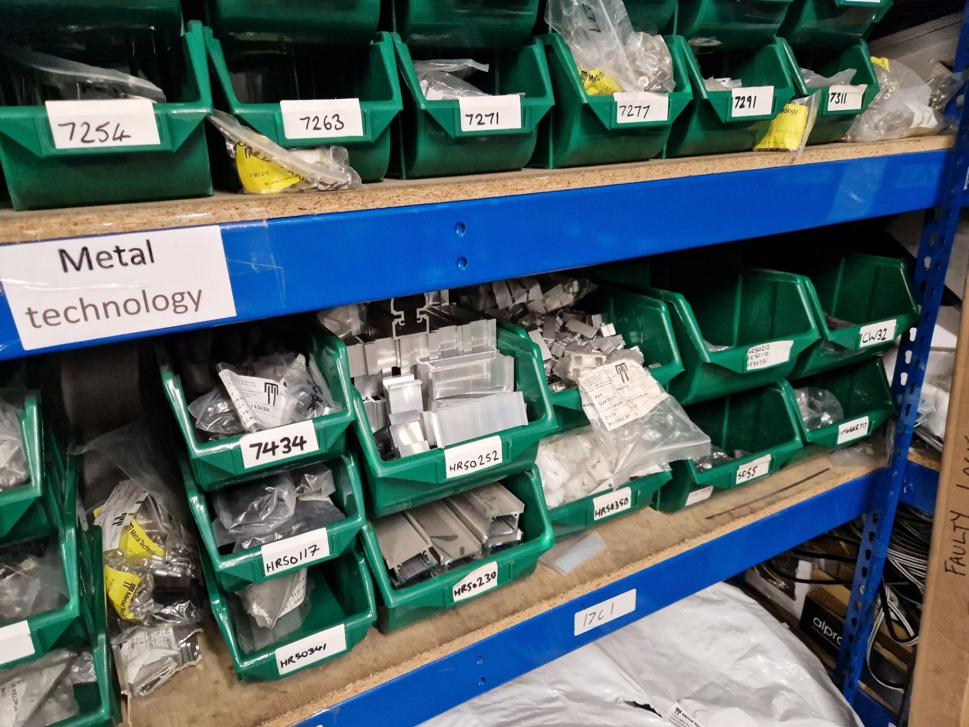 Contents to One Bay of Shelving, including Rubber Gaskets, Aluminium Profile, End Caps, Screws, - Bild 6 aus 6