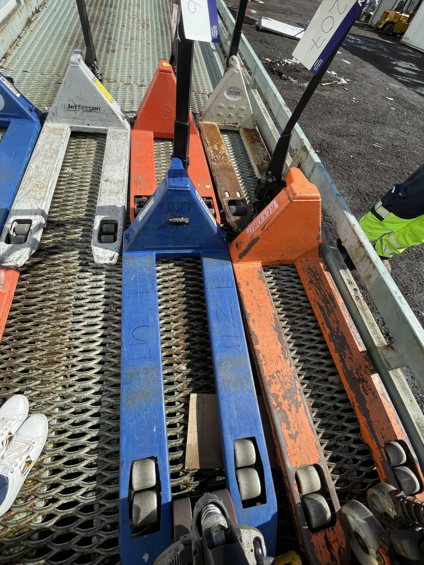 Load Surfer Hand Hydraulic Pallet Truck, 2500kg Capacity (2022) Please read the following