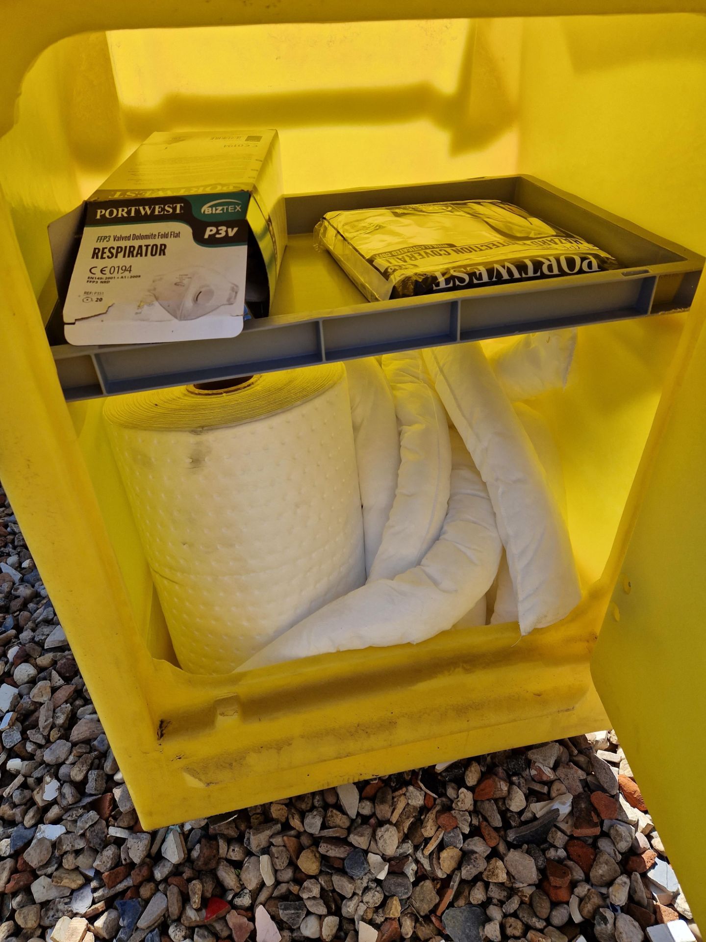 Mobile Spill Kit Unit, with Spillage Absorbent, Masks, Coveralls and Spill Traps Please read the - Image 3 of 3