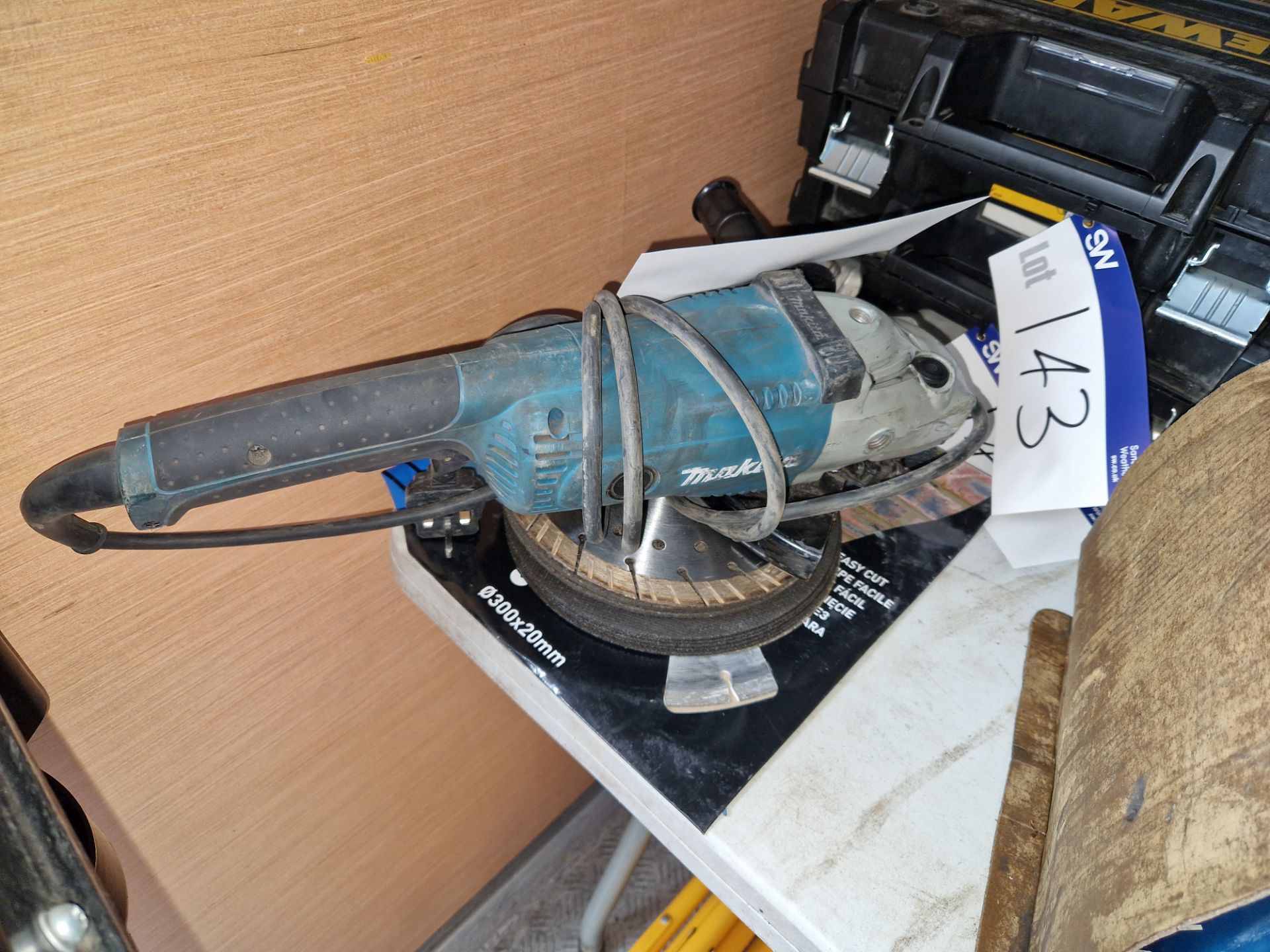 Makita GA9020 230mm Angle Grinder, 240V with Grinding Discs Please read the following important