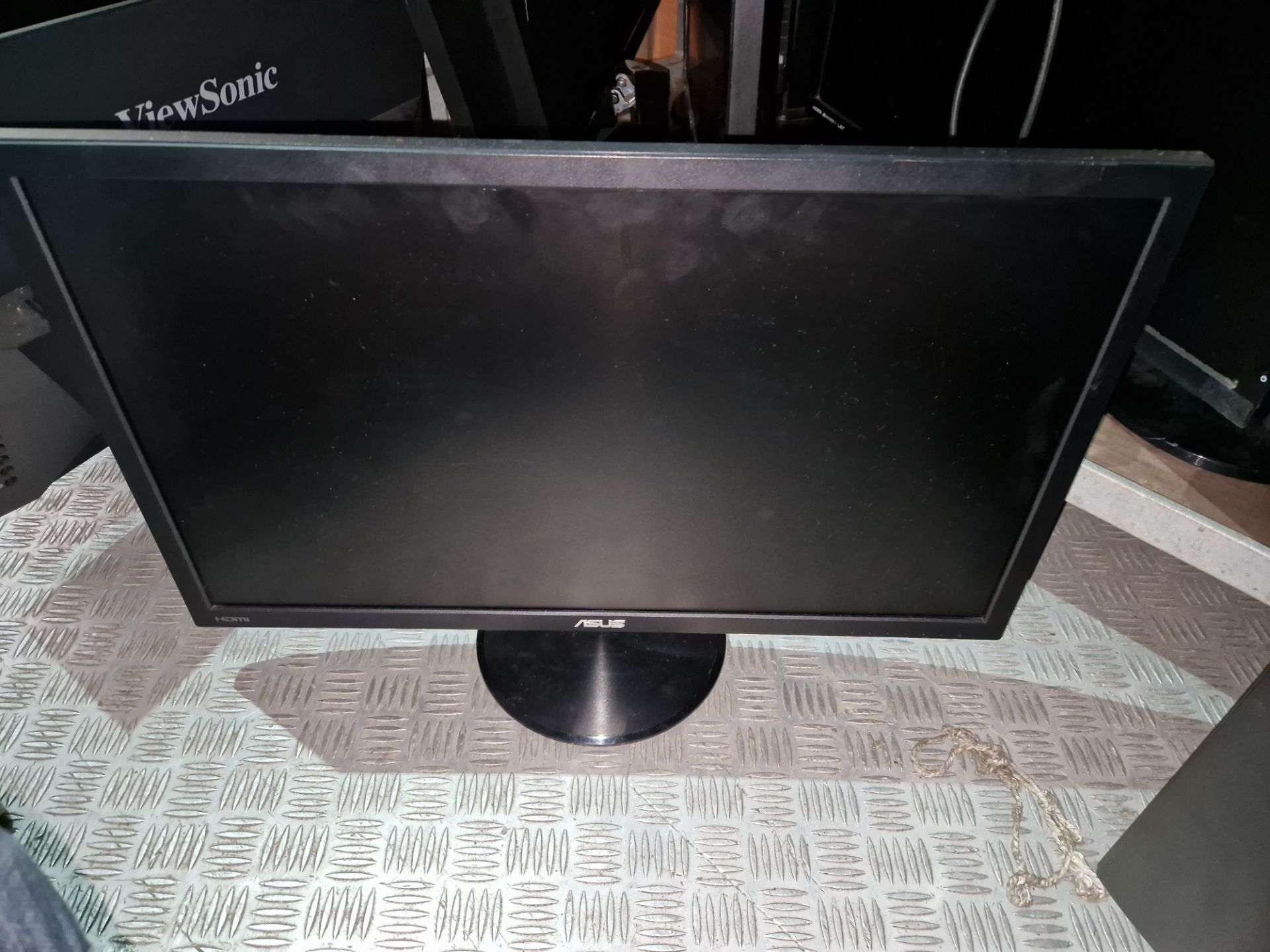 Four Various Asus Monitors Please read the following important notes:- ***Overseas buyers - All lots - Bild 2 aus 3