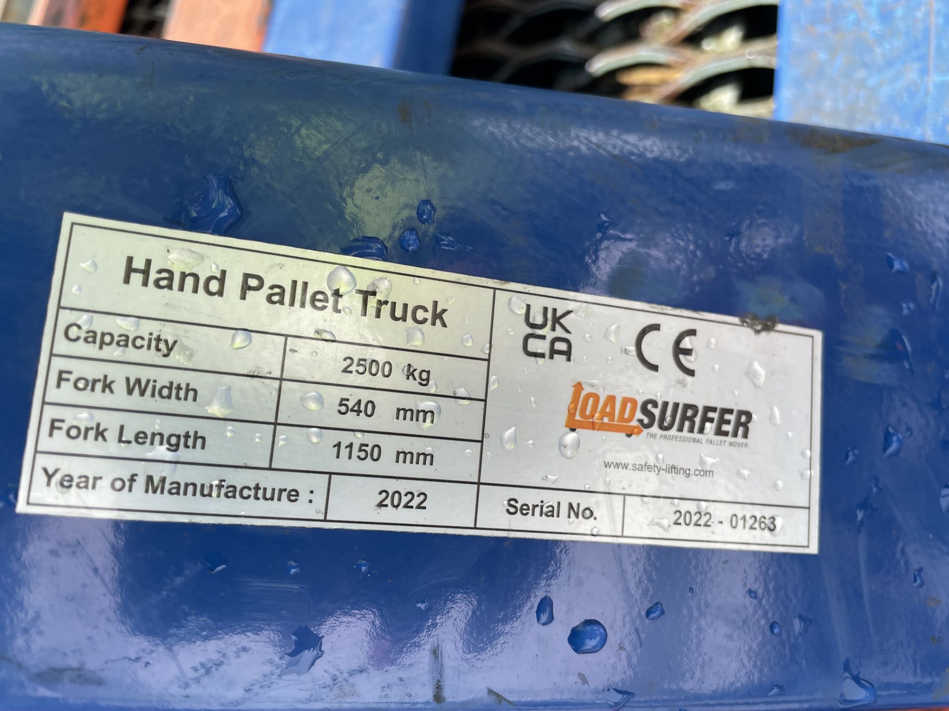 Load Surfer Hand Hydraulic Pallet Truck, 2500kg Capacity (2022) Please read the following - Image 2 of 2