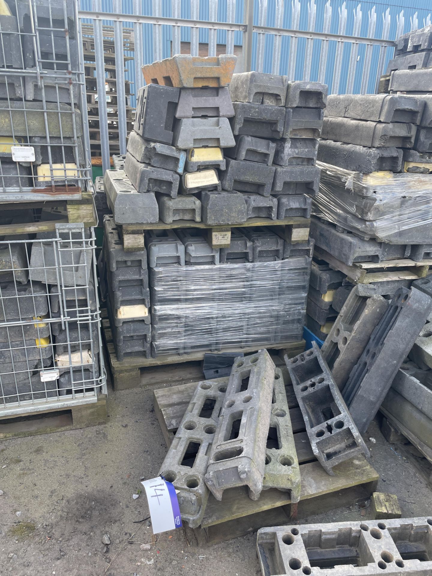 Rubber Feet Fencing Blocks, mainly on pallets and on floor in one line Please read the following