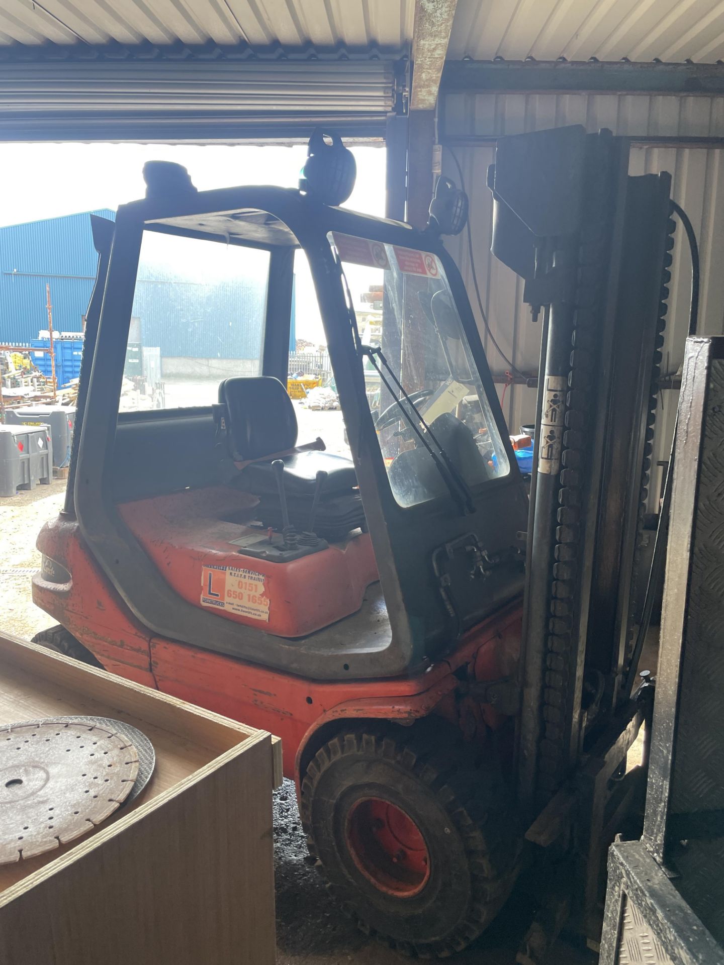 Linde H25D 2500kg cap. DIESEL FORK LIFT TRUCK, serial no. 351E07030625, indicated hours 12589 (at - Image 2 of 7