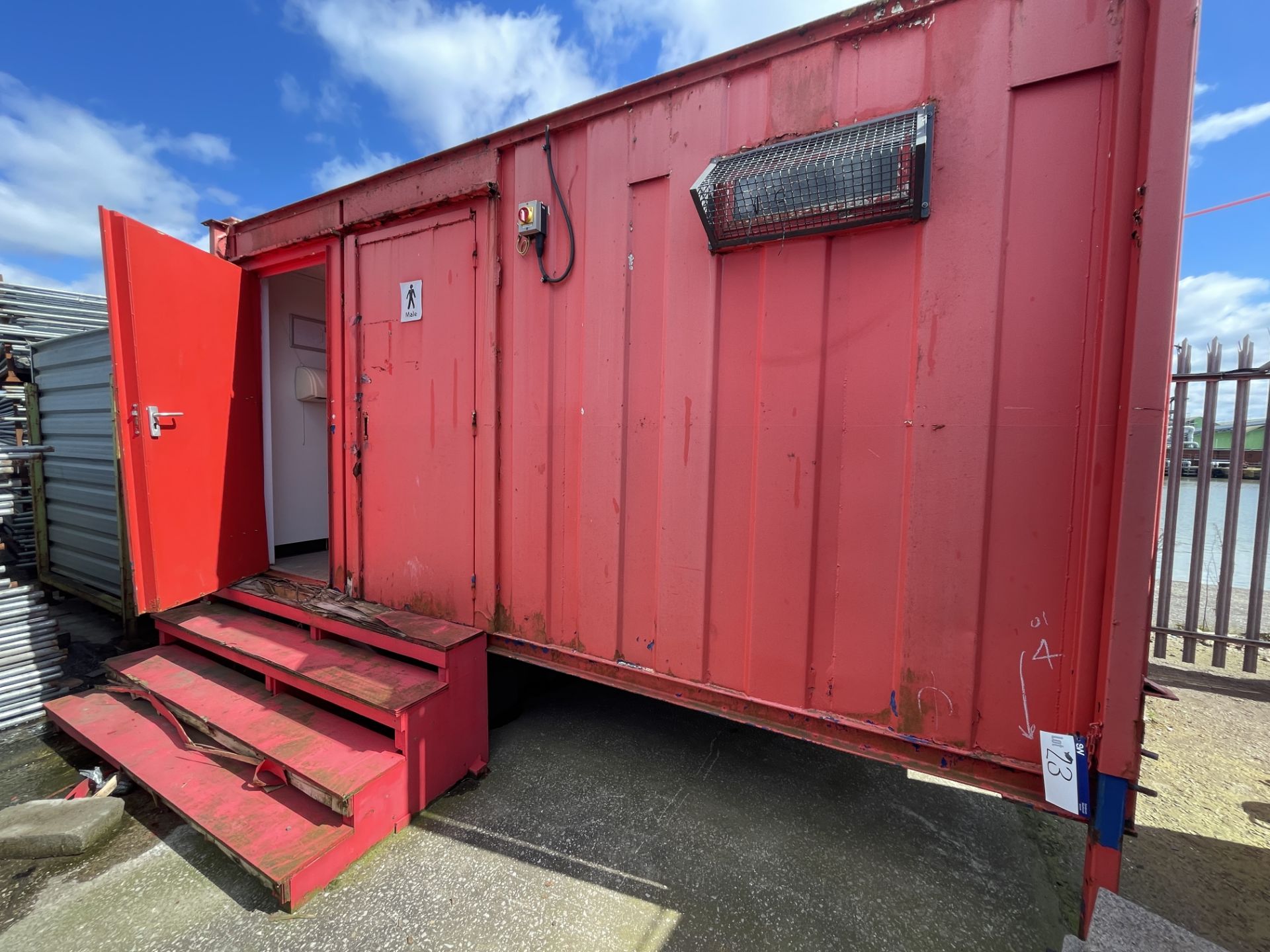 PORTABLE JACKLEG TOILET UNIT, approx. 4.8m long, forming Ladies and Gents WCs Please read the