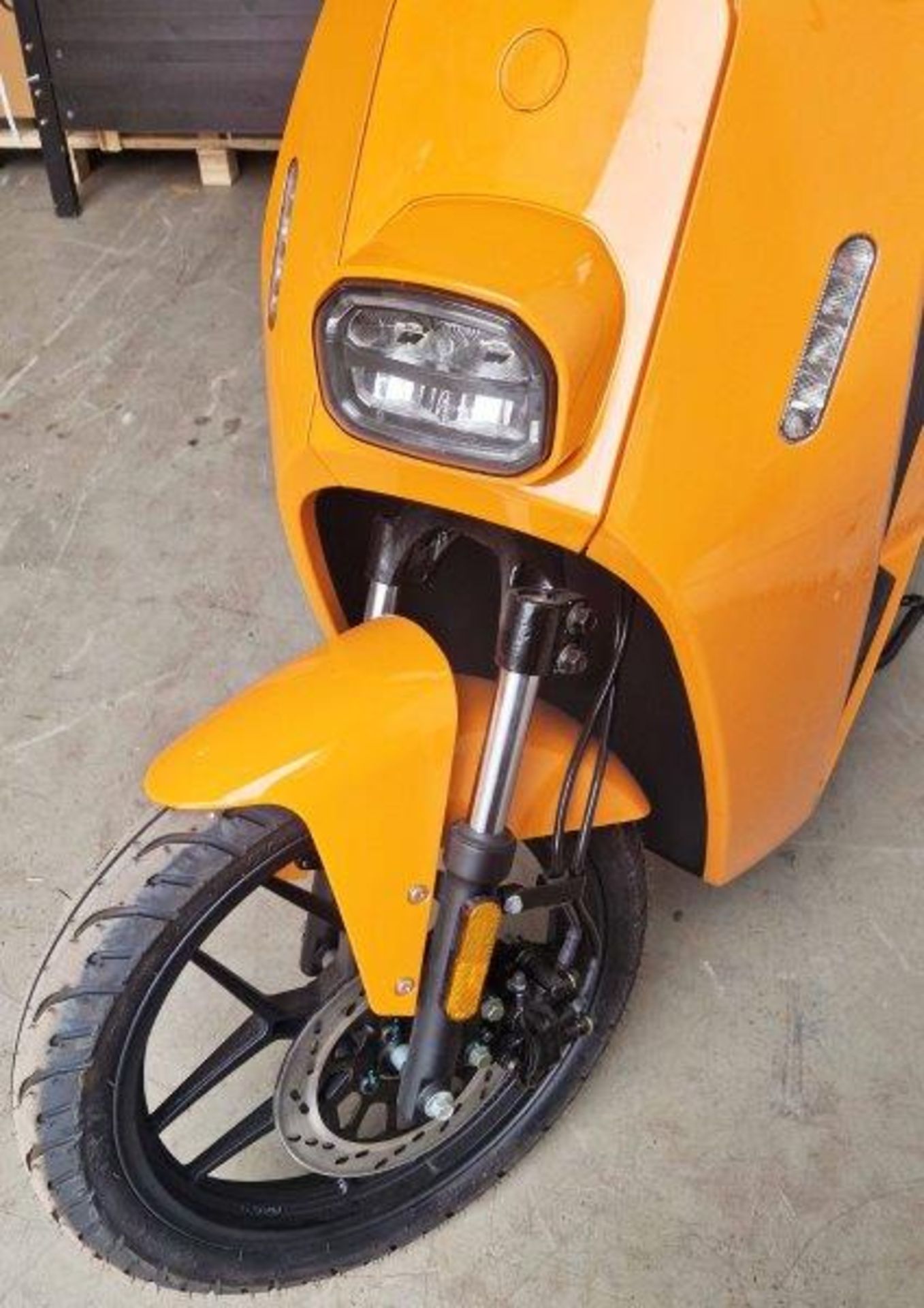 VMOTO VS2 L1e-b Electric Moped in Orange. Boxed, Unused and Unregistered, requiring some assembly, - Image 4 of 11