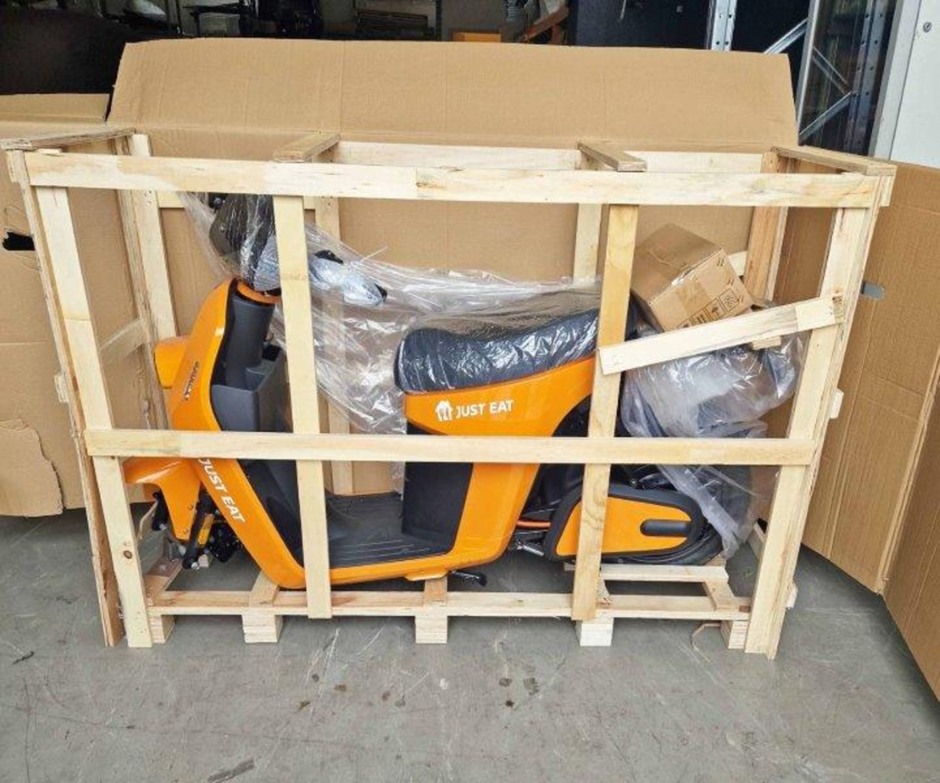 VMOTO VS2 L1e-b Electric Moped in Orange. Boxed, Unused and Unregistered, requiring some assembly, - Image 10 of 11
