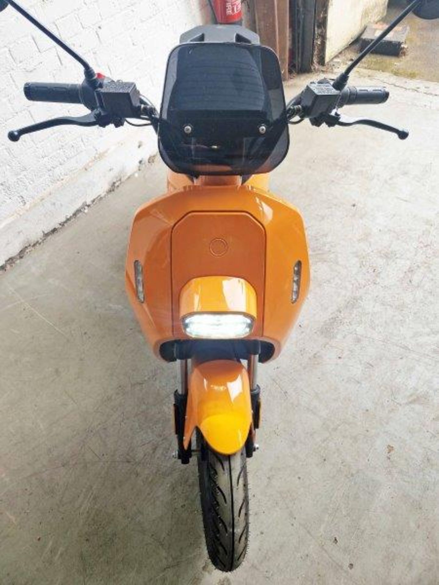 VMOTO VS2 L1e-b Electric Moped in Orange. Boxed, Unused and Unregistered, requiring some assembly, - Image 3 of 11