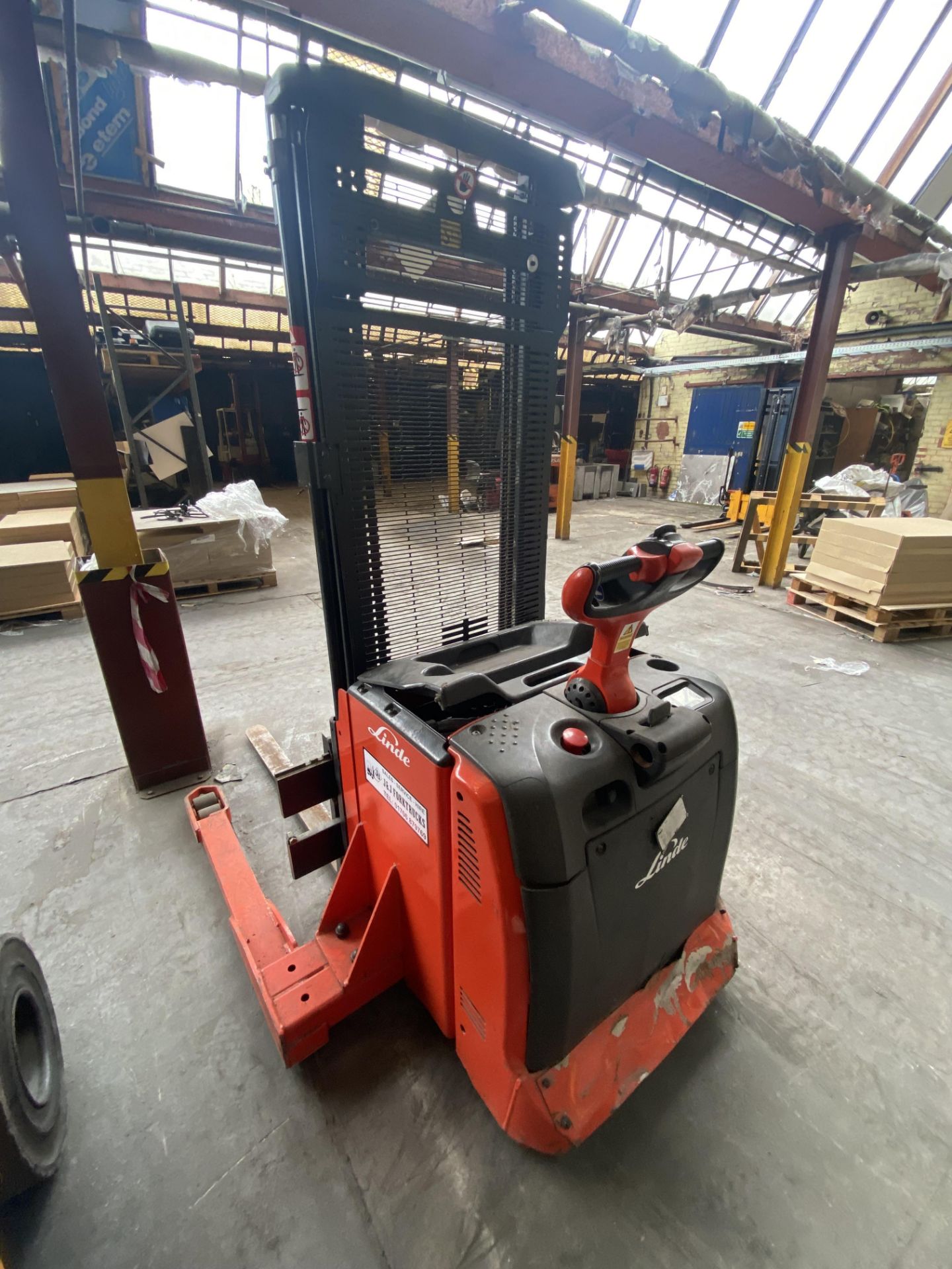 Linde L14AS 1400kg cap. Electric Pedestrian Operated Fork Lift Truck, 3370mm max. lift height, - Image 6 of 7