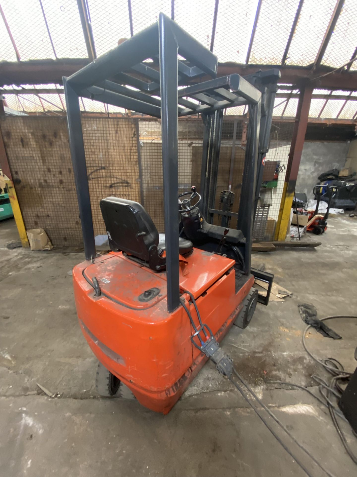 Lansing Linde E15C 1500kg cap. Electric Fork Lift Truck, serial no. 322E07008115, year of - Image 4 of 9