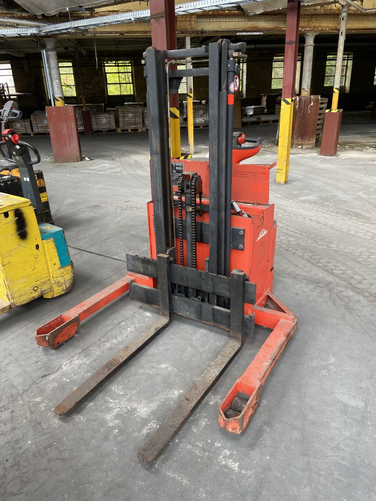 Lansing Linde L 16 AS 1600kg cap. Electric Pedestrian Operated Fork Lift Truck, serial no. - Image 2 of 4