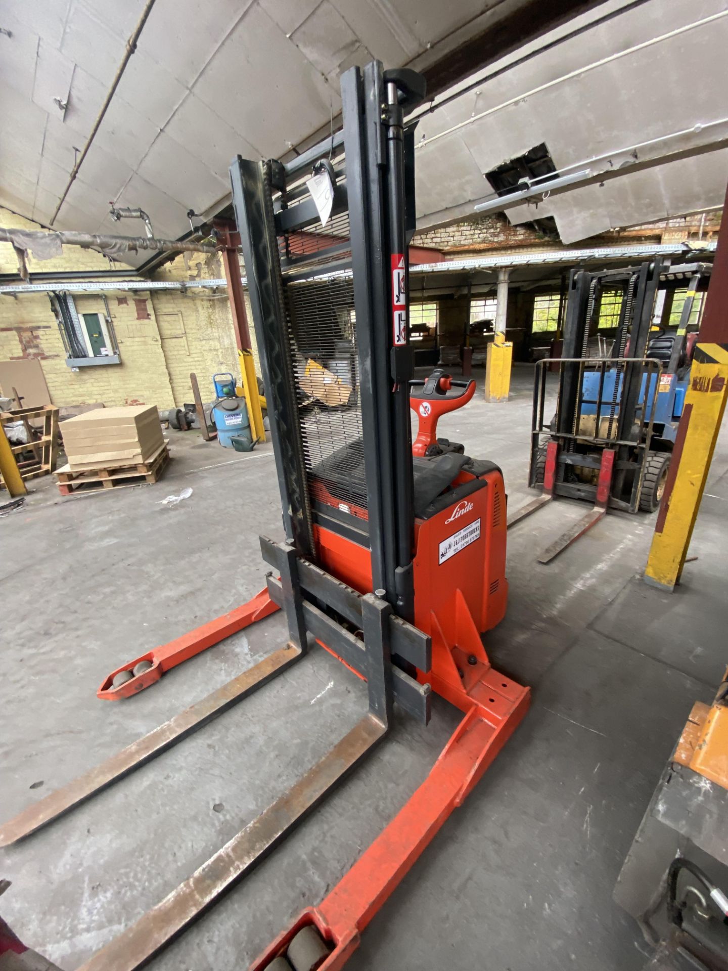 Linde L14AS 1400kg cap. Electric Pedestrian Operated Fork Lift Truck, 3370mm max. lift height, - Image 3 of 7