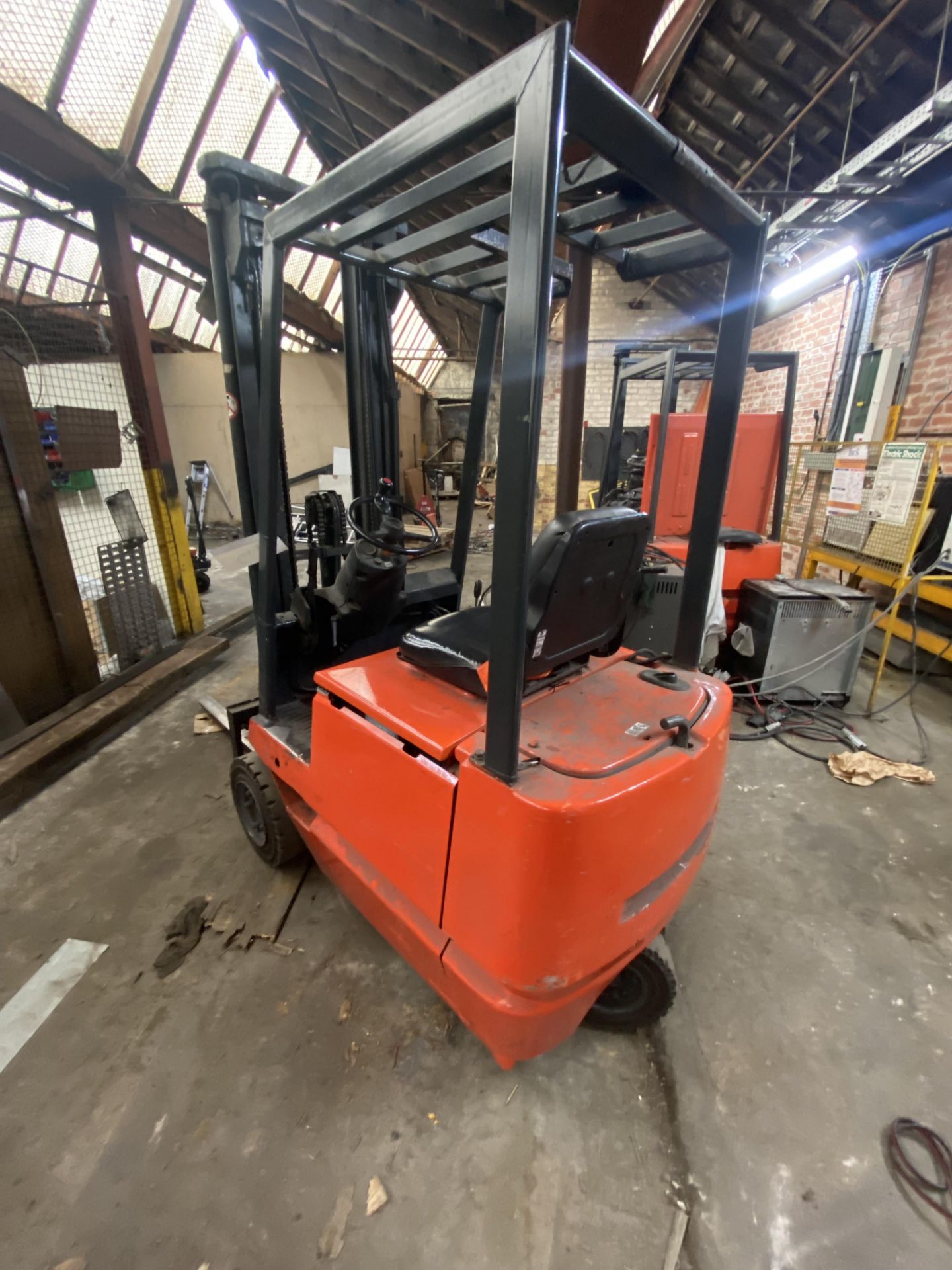 Lansing Linde E15C 1500kg cap. Electric Fork Lift Truck, serial no. 322E07008115, year of - Image 5 of 9