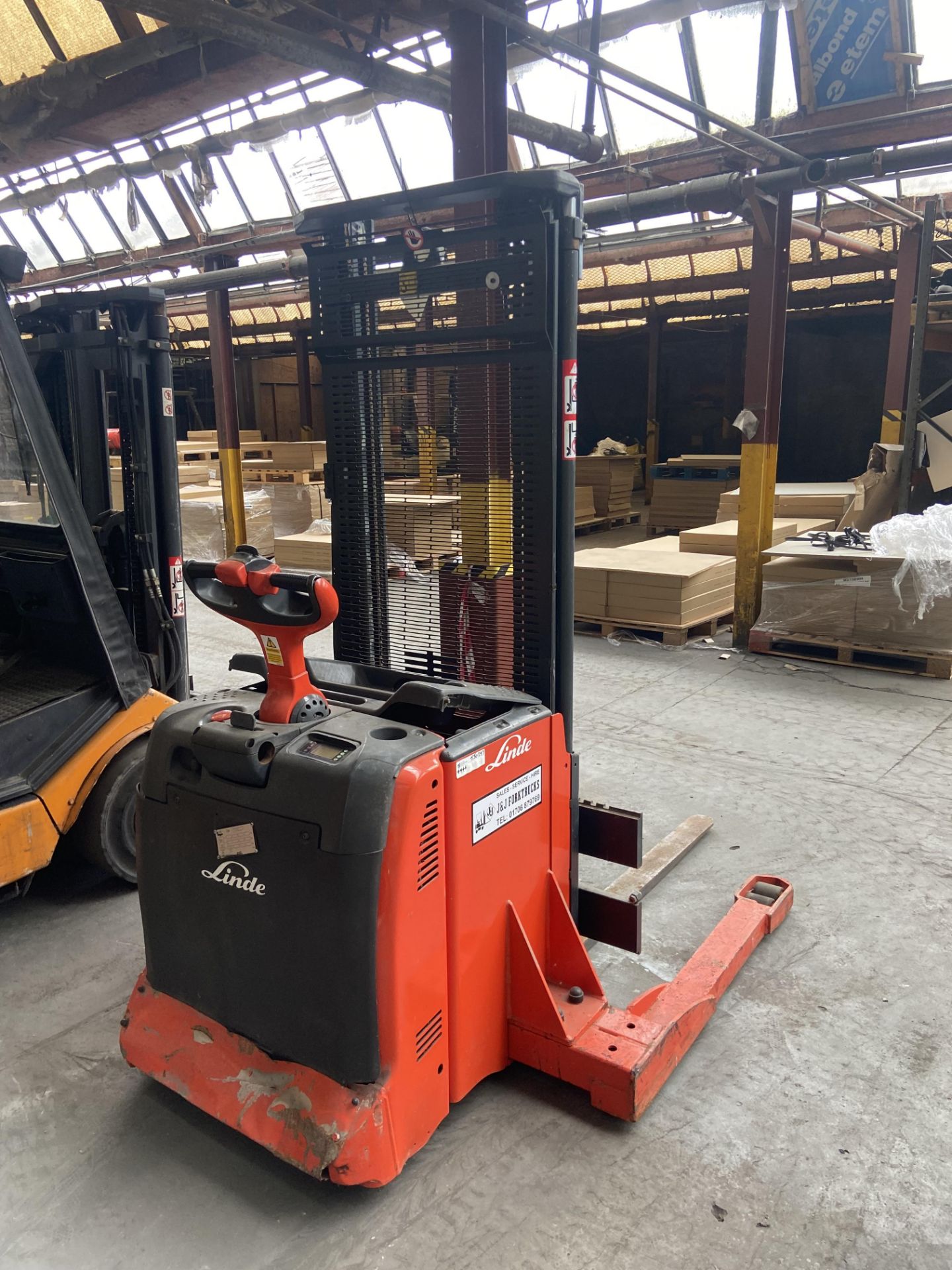 Linde L14AS 1400kg cap. Electric Pedestrian Operated Fork Lift Truck, 3370mm max. lift height, - Image 4 of 7