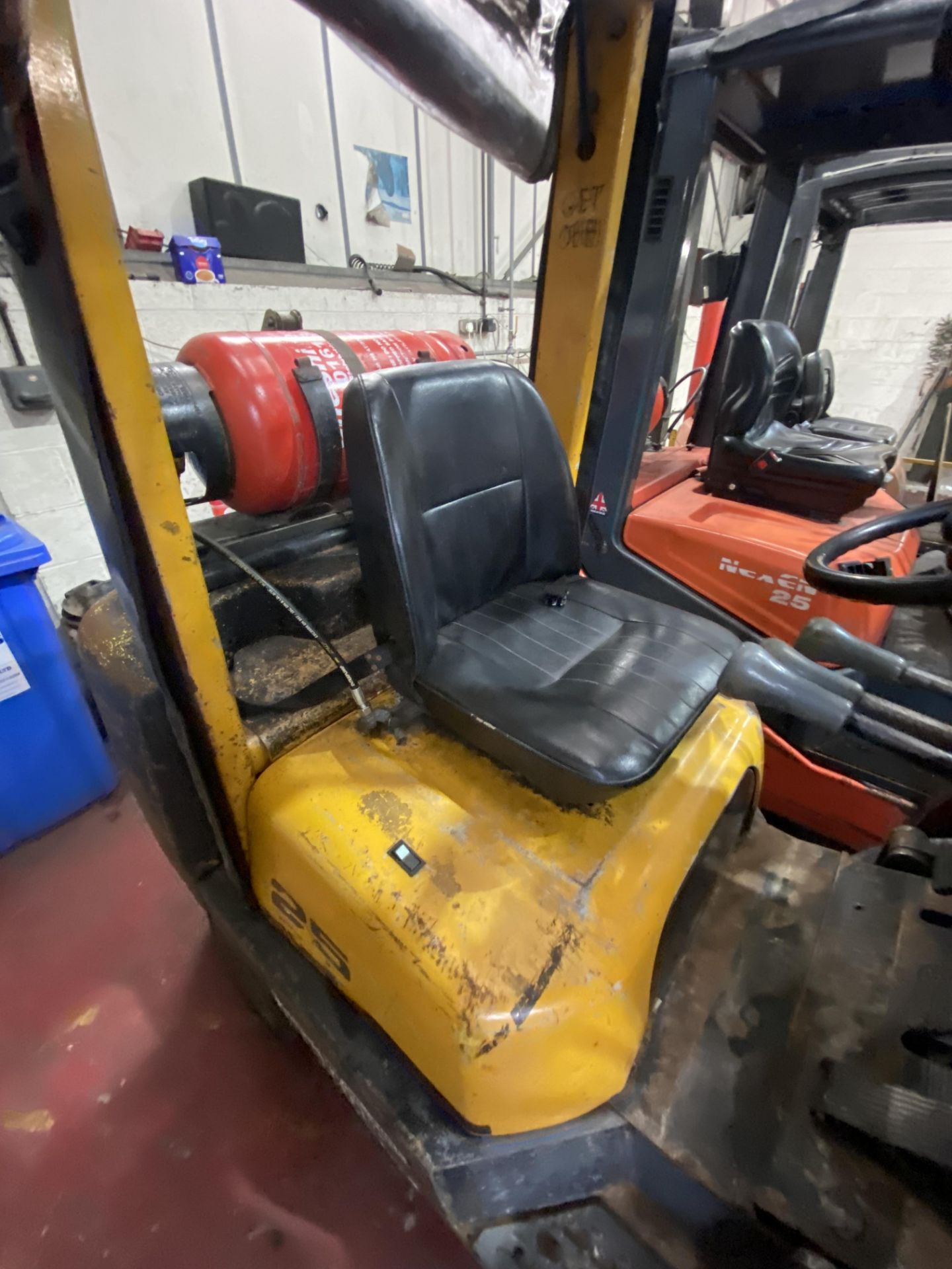 TCM FCG25F9 1600kg cap. LPG Fork Lift Truck, serial no. A12W03014, year of manufacture 2001, - Image 5 of 9