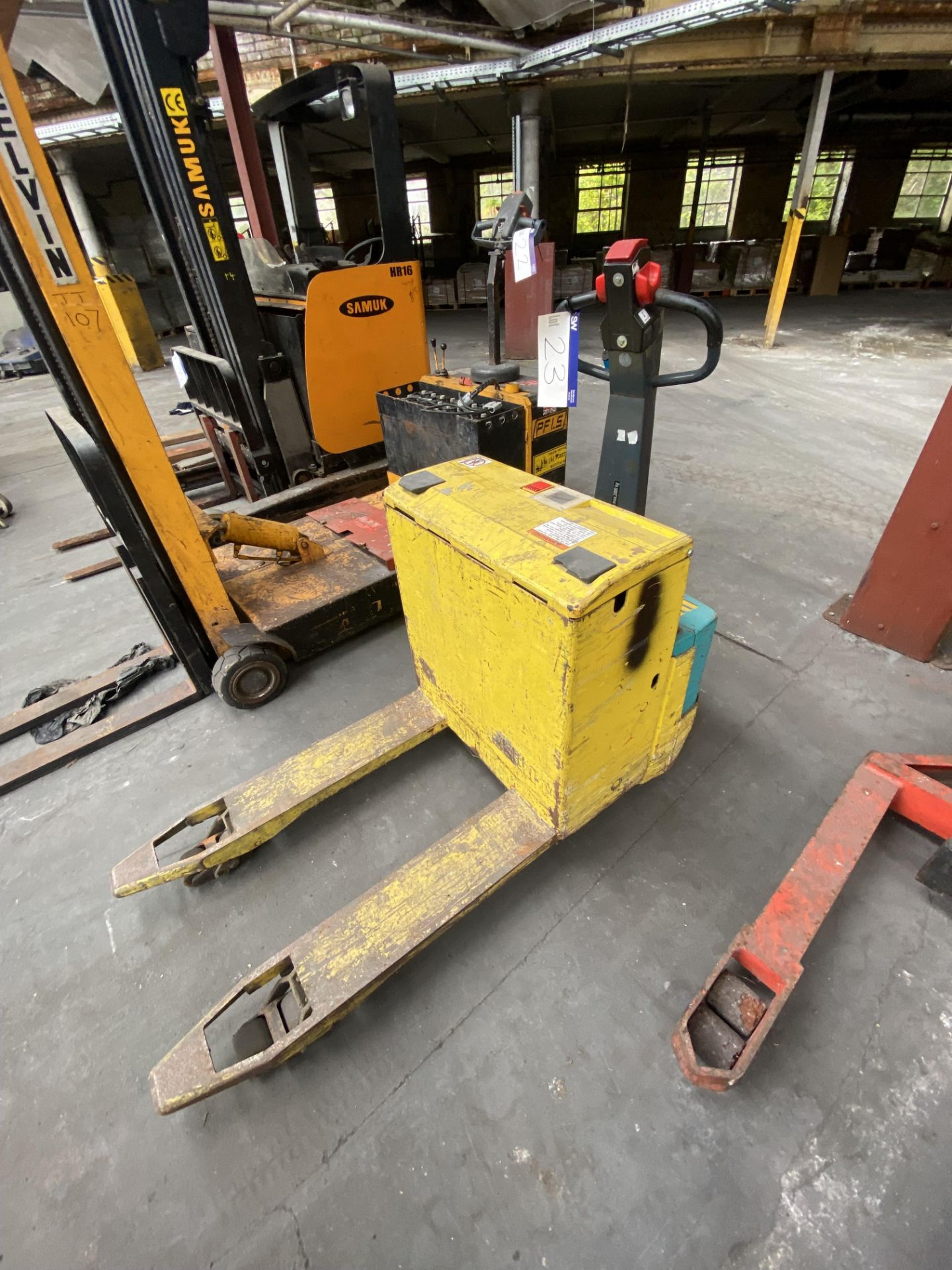 Komatsu 20 2000kg cap. Electric Pedestrian Operated Fork Lift Truck, indicated hours 4315.85 (at - Image 2 of 5