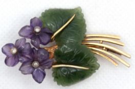 Veilchen-Brosche, 585er GG, Blätter und Blüten aus Amethysten und Jade, mit 3 kl. Diamanten besetzt